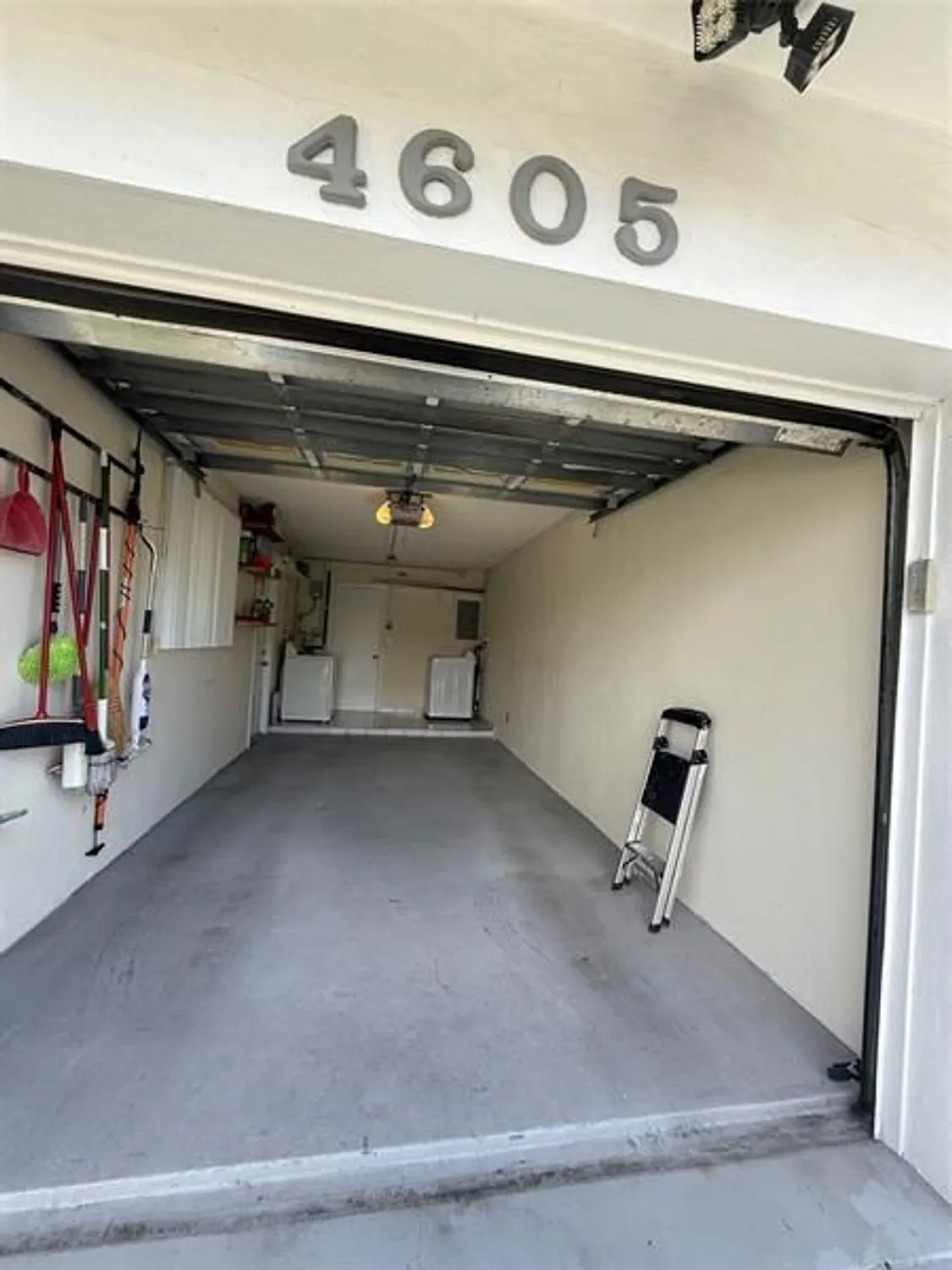 Property Slideshow image 7 of 19 | 4605 nw 49th st, Tamarac, FL, 33319