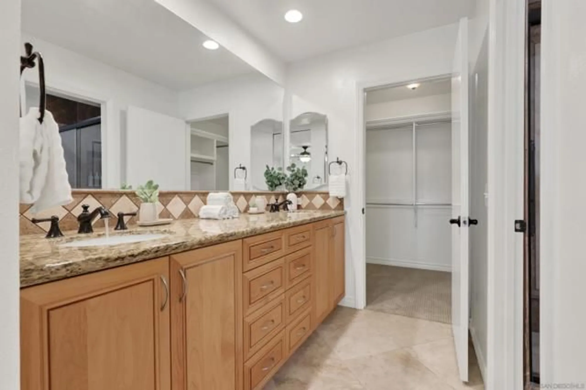 Property Slideshow image 21 of 50 | 17620 plaza ascope, San Diego, CA, 92128