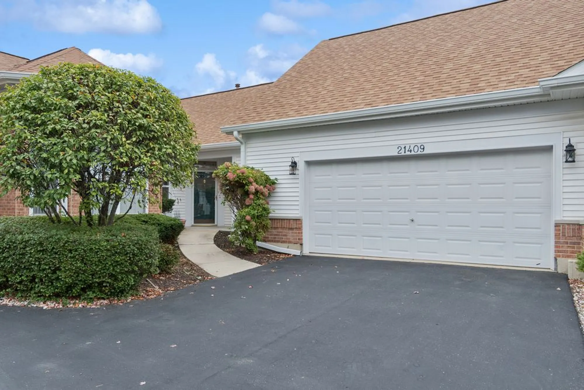 Property Slideshow image 1 of 25 | 21409 w douglas ln, Plainfield, IL, 60544