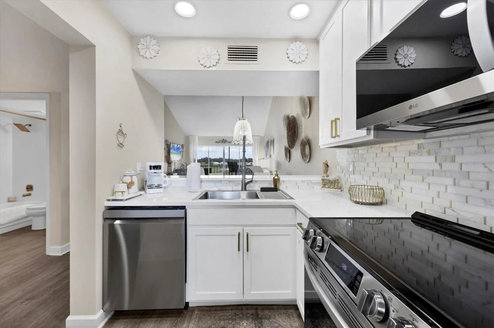 Property Slideshow image 19 of 61 | 408 cerromar cir 331, Venice, FL, 34293