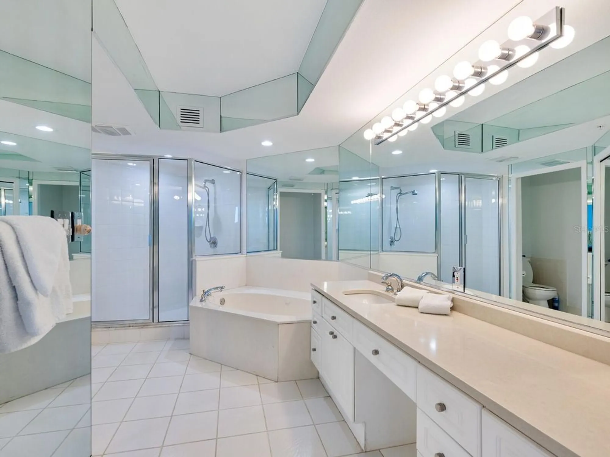Property Slideshow image 31 of 61 | 5430 eagles point cir 101, Sarasota, FL, 34231
