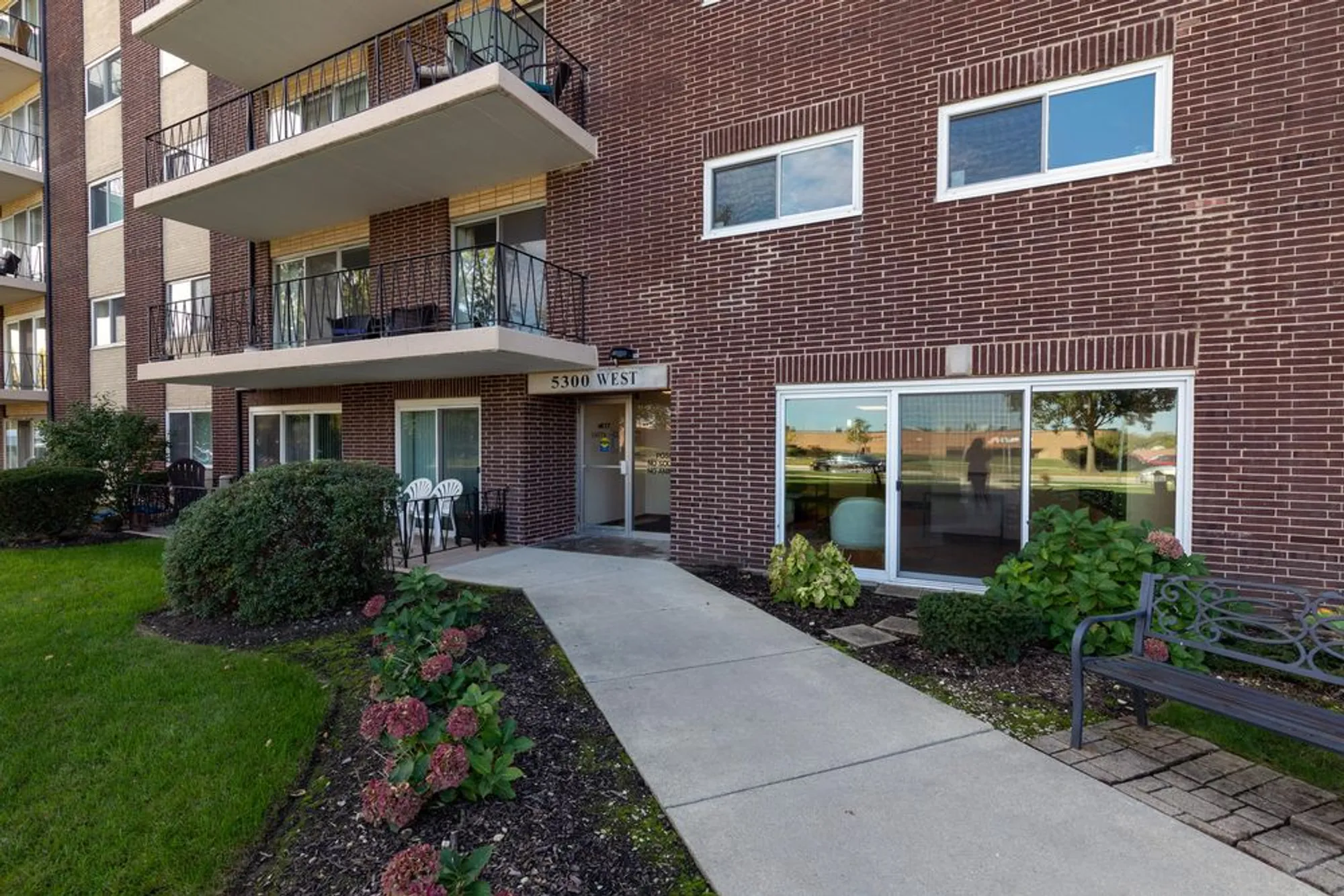 Property Slideshow image 19 of 20 | 5300 walnut ave apt 11b, Downers Grove, IL, 60515