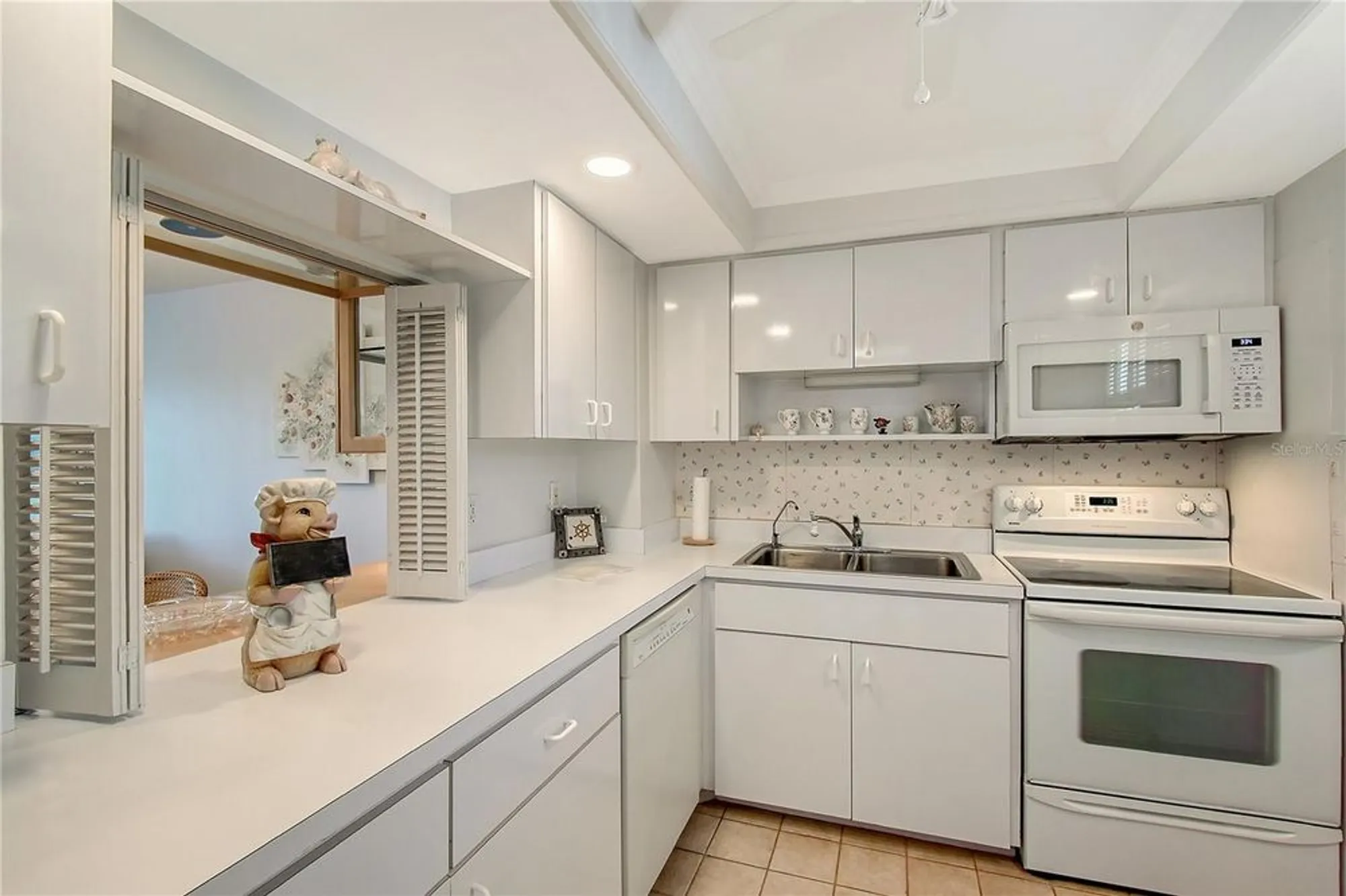 Property Slideshow image 13 of 37 | 1350 n portofino dr apt 402, Sarasota, FL, 34242