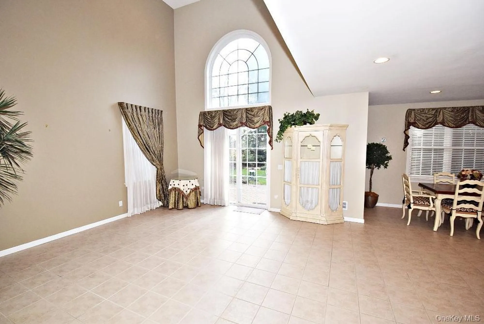 Property Slideshow image 5 of 14 | 677 balfour pl, Melville, NY, 11747