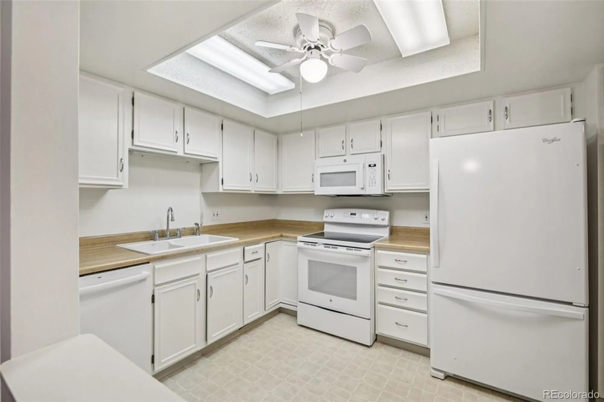 Property Slideshow image 12 of 39 | 14300 e marina dr 207, Aurora, CO, 80014