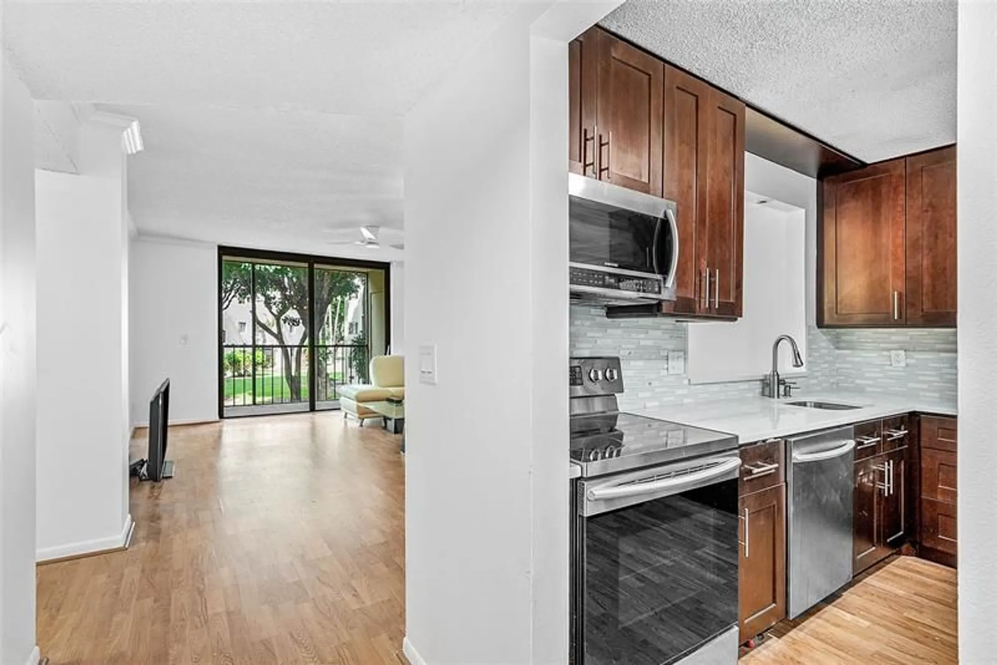 Property Slideshow image 4 of 43 | 5280 las verdes cir 202, Delray Beach, FL, 33484