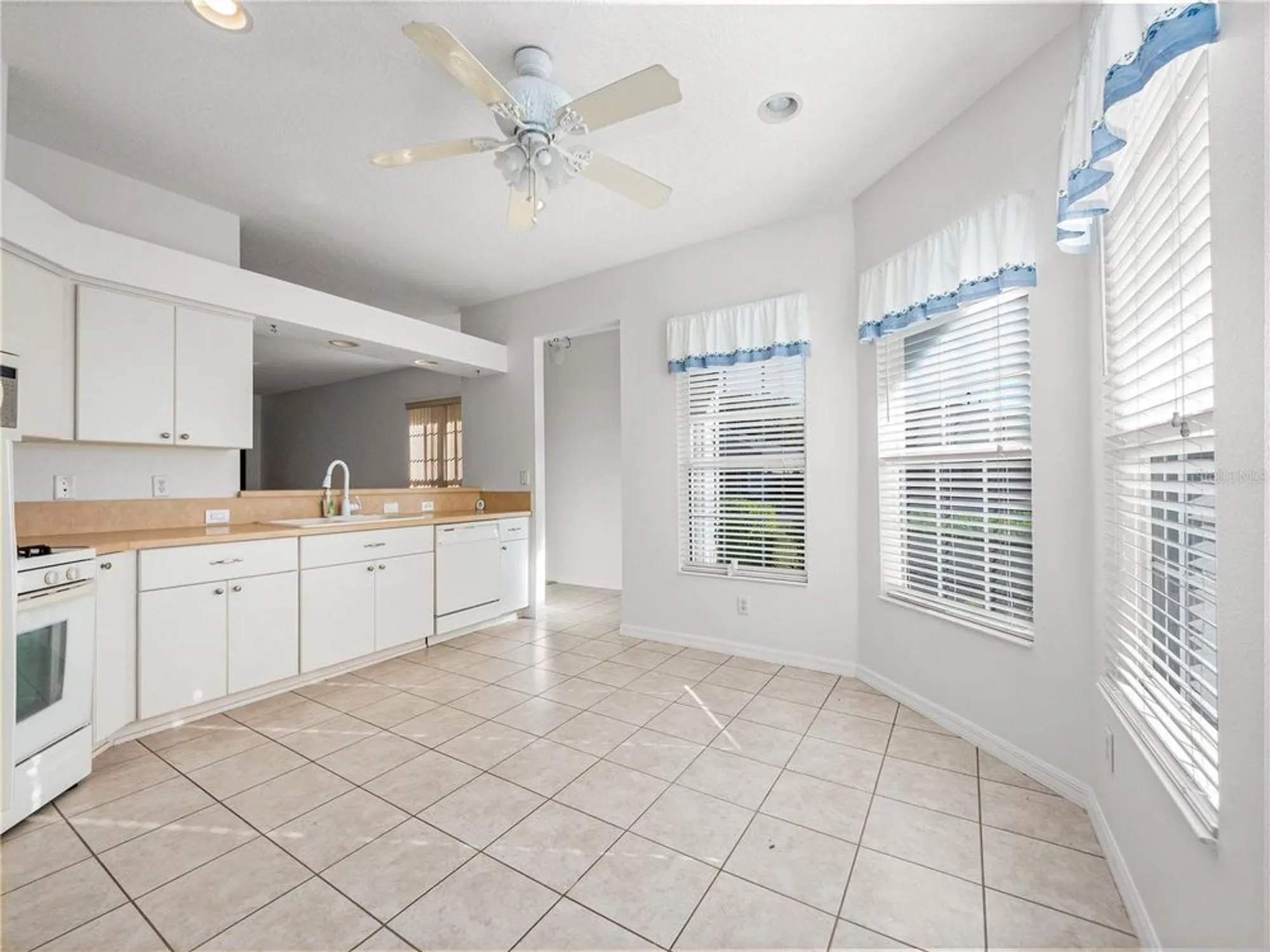 Property Slideshow image 4 of 77 | 20505 queen alexandra dr, Leesburg, FL, 34748