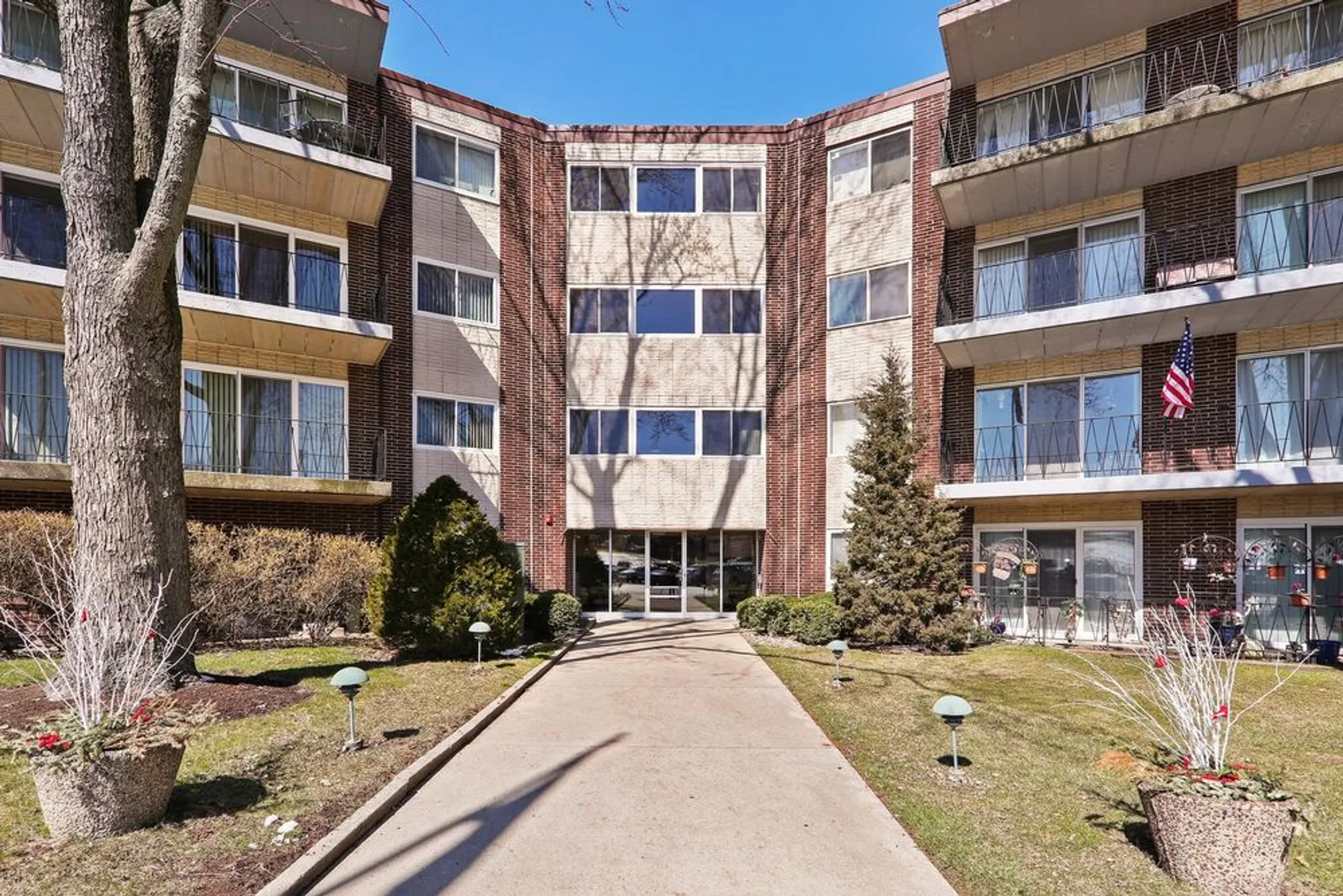 Property Slideshow image 2 of 25 | 5540 walnut ave apt 6b, Downers Grove, IL, 60515