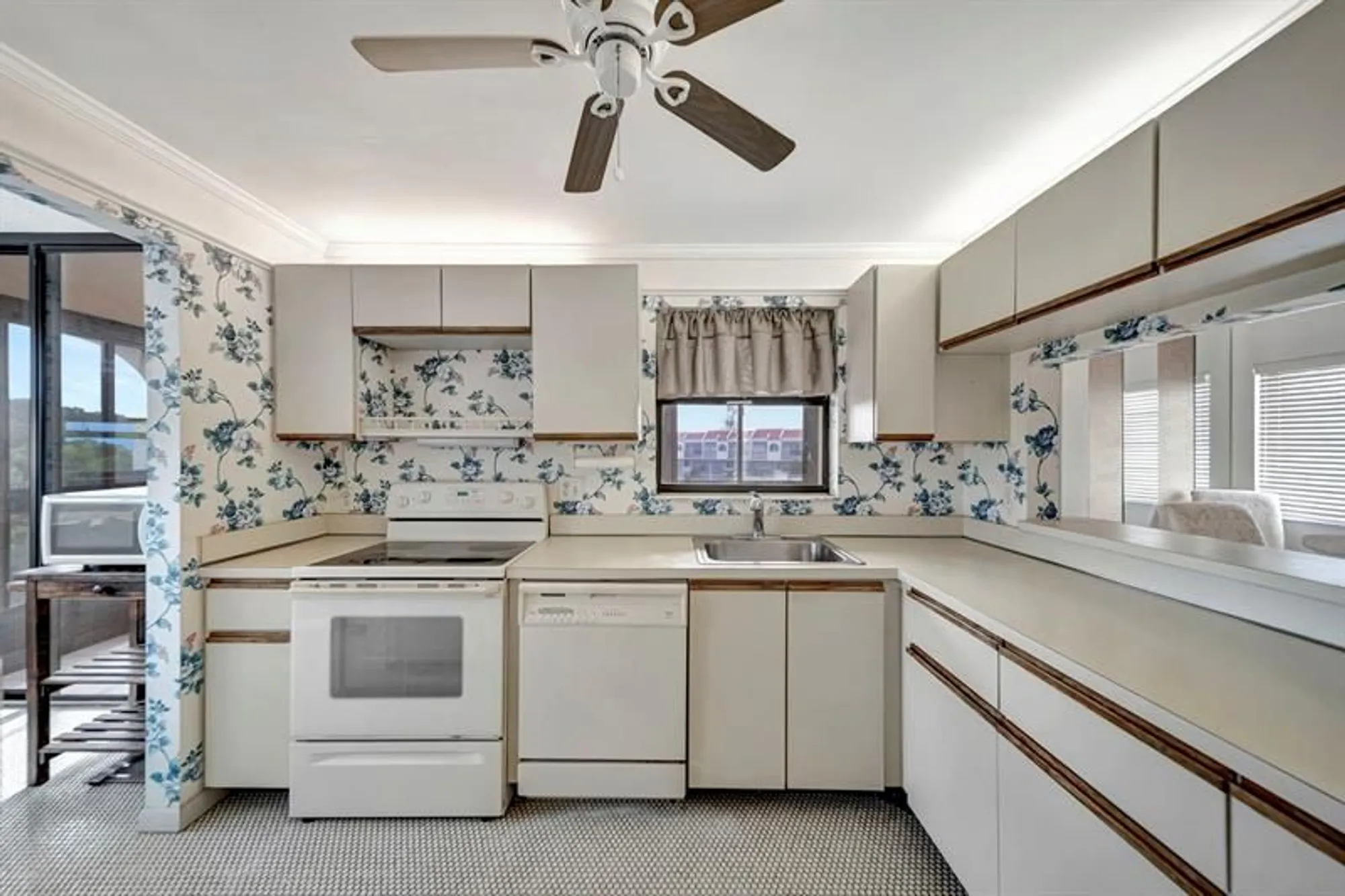 Property Slideshow image 11 of 61 | 3521 environ blvd b501, Lauderhill, FL, 33319