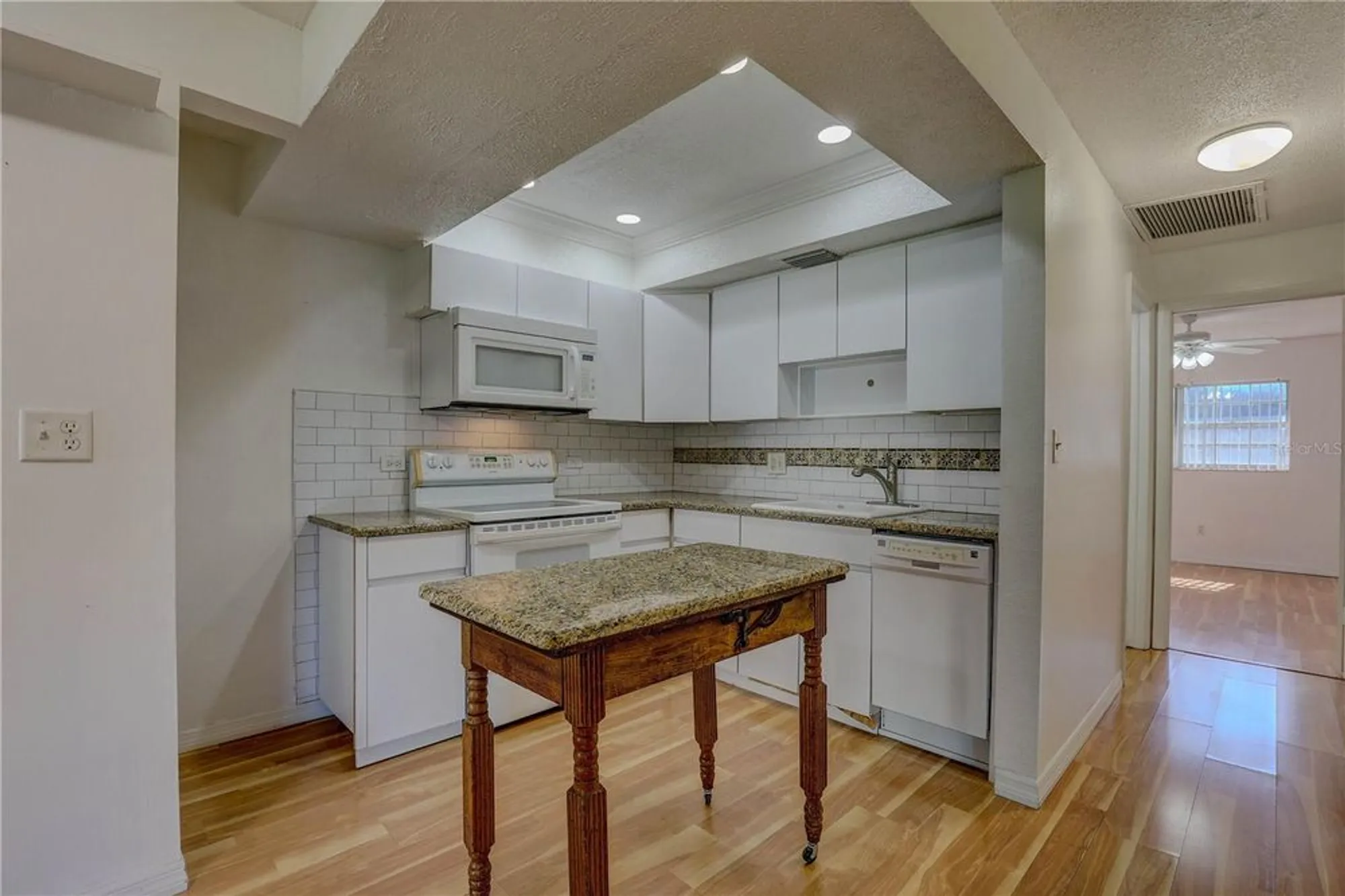 Property Slideshow image 9 of 28 | 864 lake haven rd, Dunedin, FL, 34698