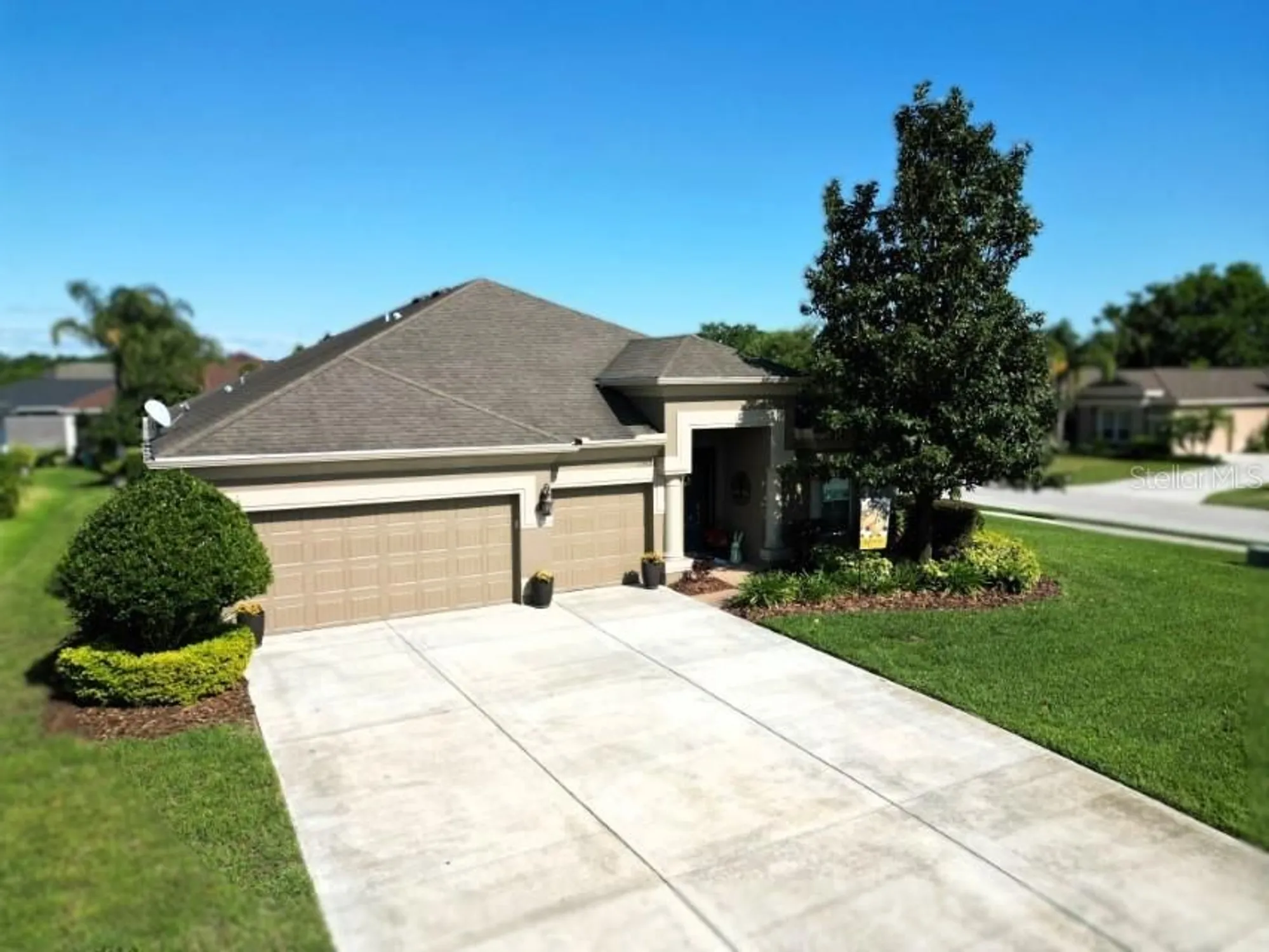 Property Slideshow image 1 of 59 | 13302 trailing moss dr, Dade City, FL, 33525
