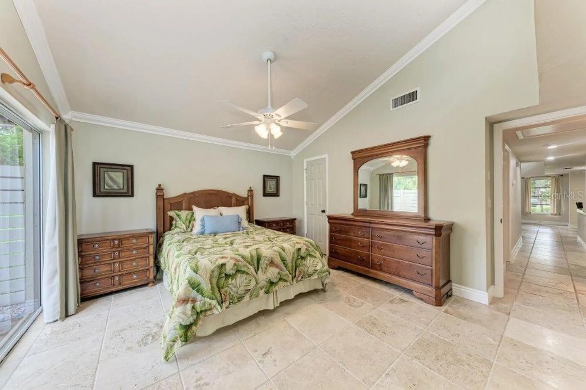 Property Slideshow image 12 of 31 | 2237 circlewood dr 18, Sarasota, FL, 34231