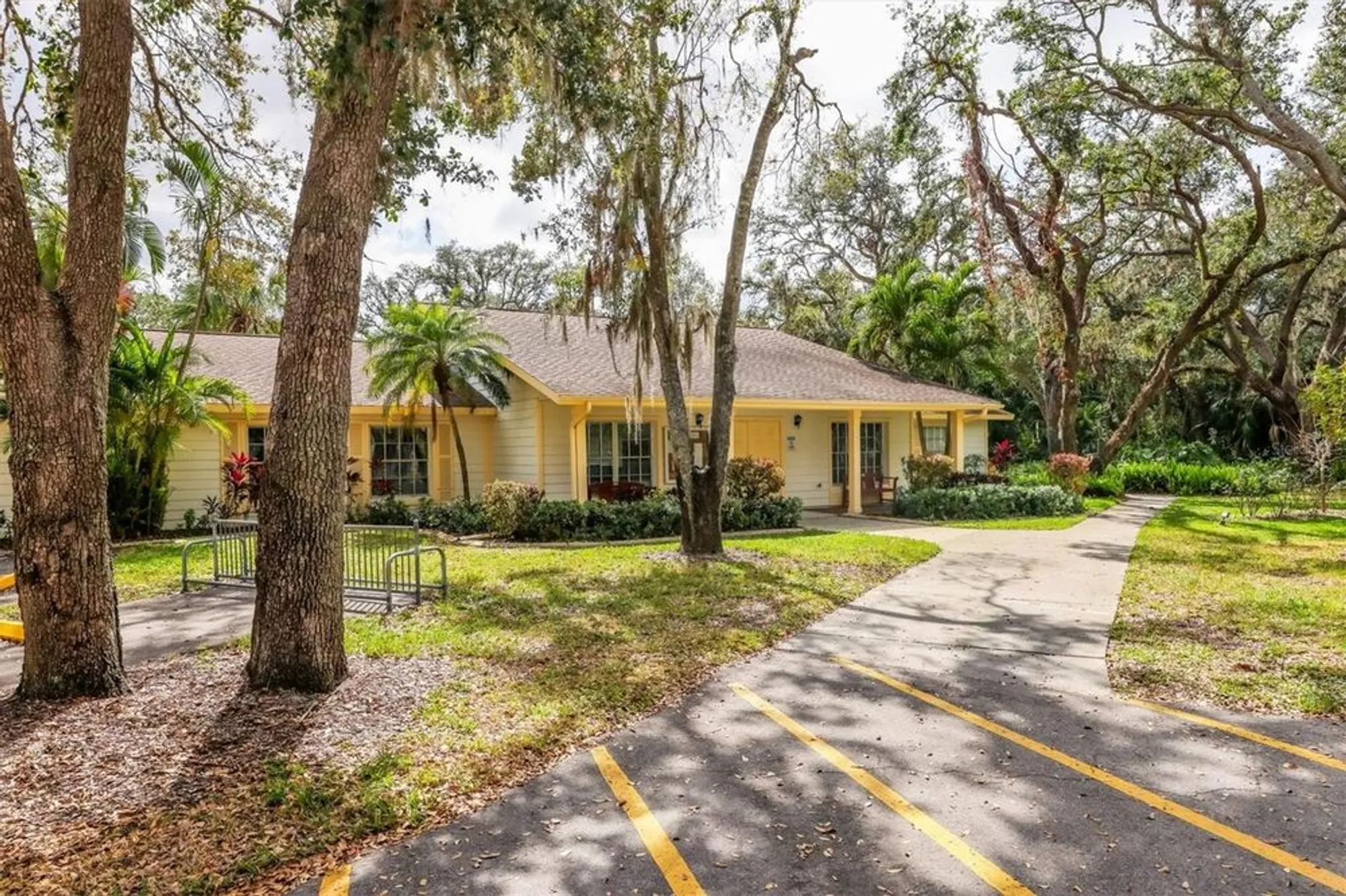 Property Slideshow image 25 of 27 | 4223 oakhurst cir 3025, Sarasota, FL, 34233