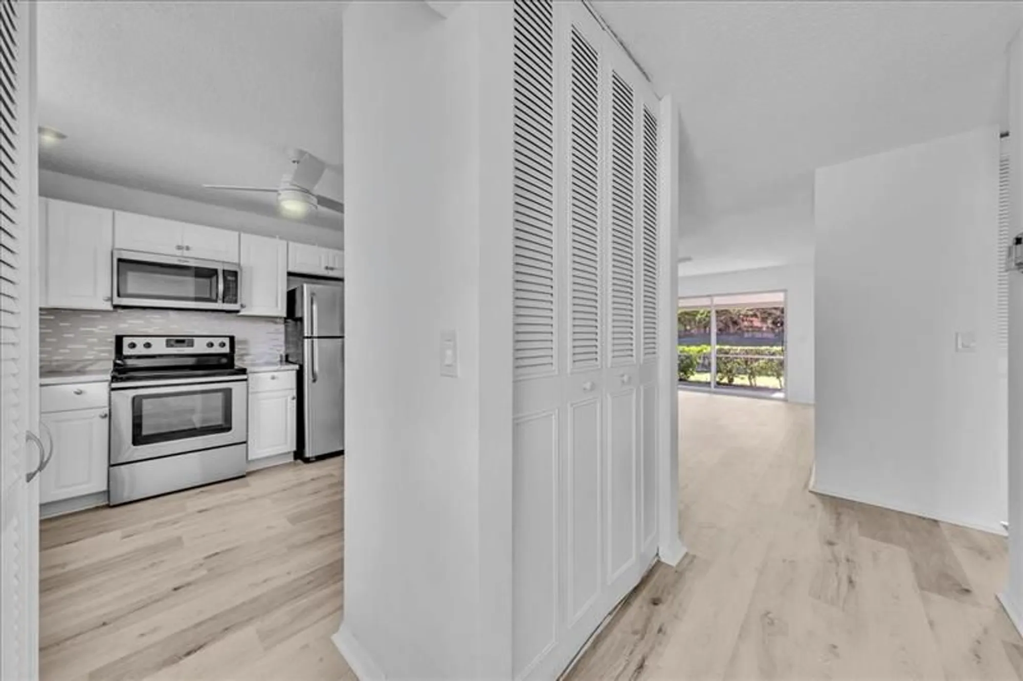 Property Slideshow image 5 of 38 | 123 amherst ln # 123, Lake Worth, FL, 33467