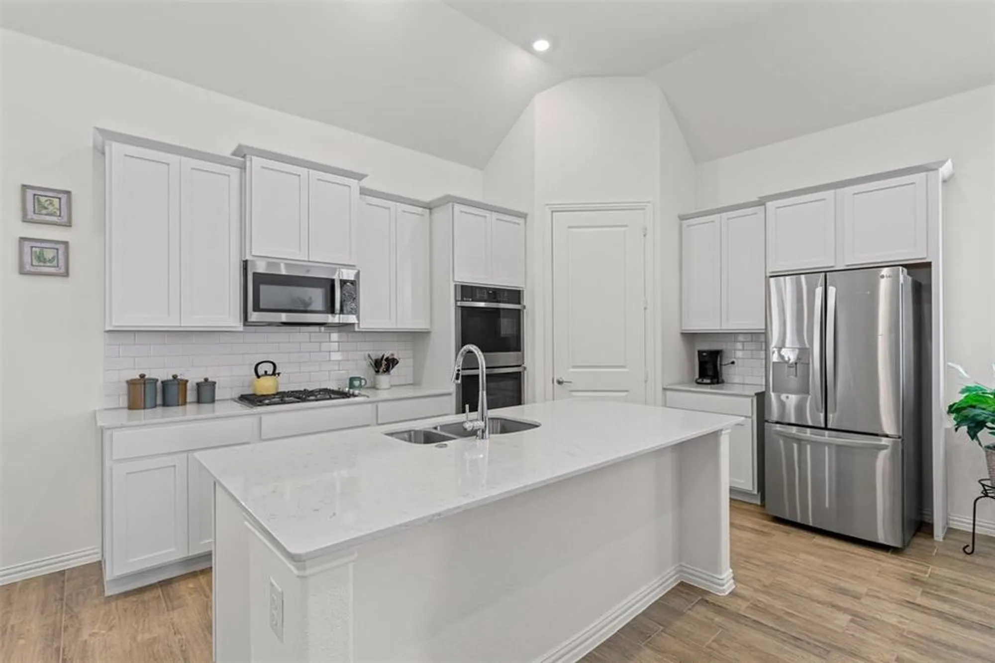 Property Slideshow image 9 of 30 | 4747 kings garden pkwy, Arlington, TX, 76005