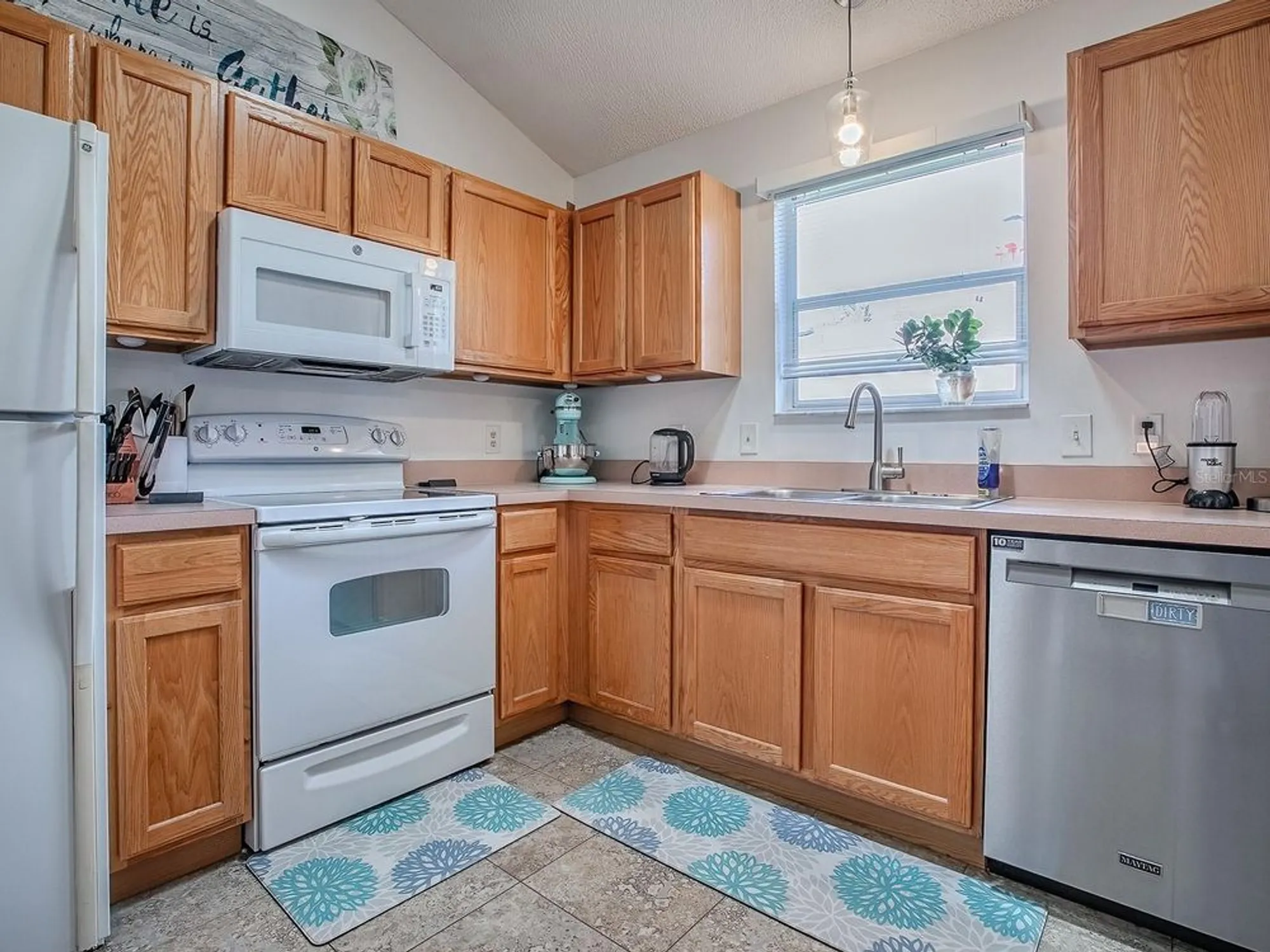 Property Slideshow image 13 of 42 | 2412 merida cir, The Villages, FL, 32162