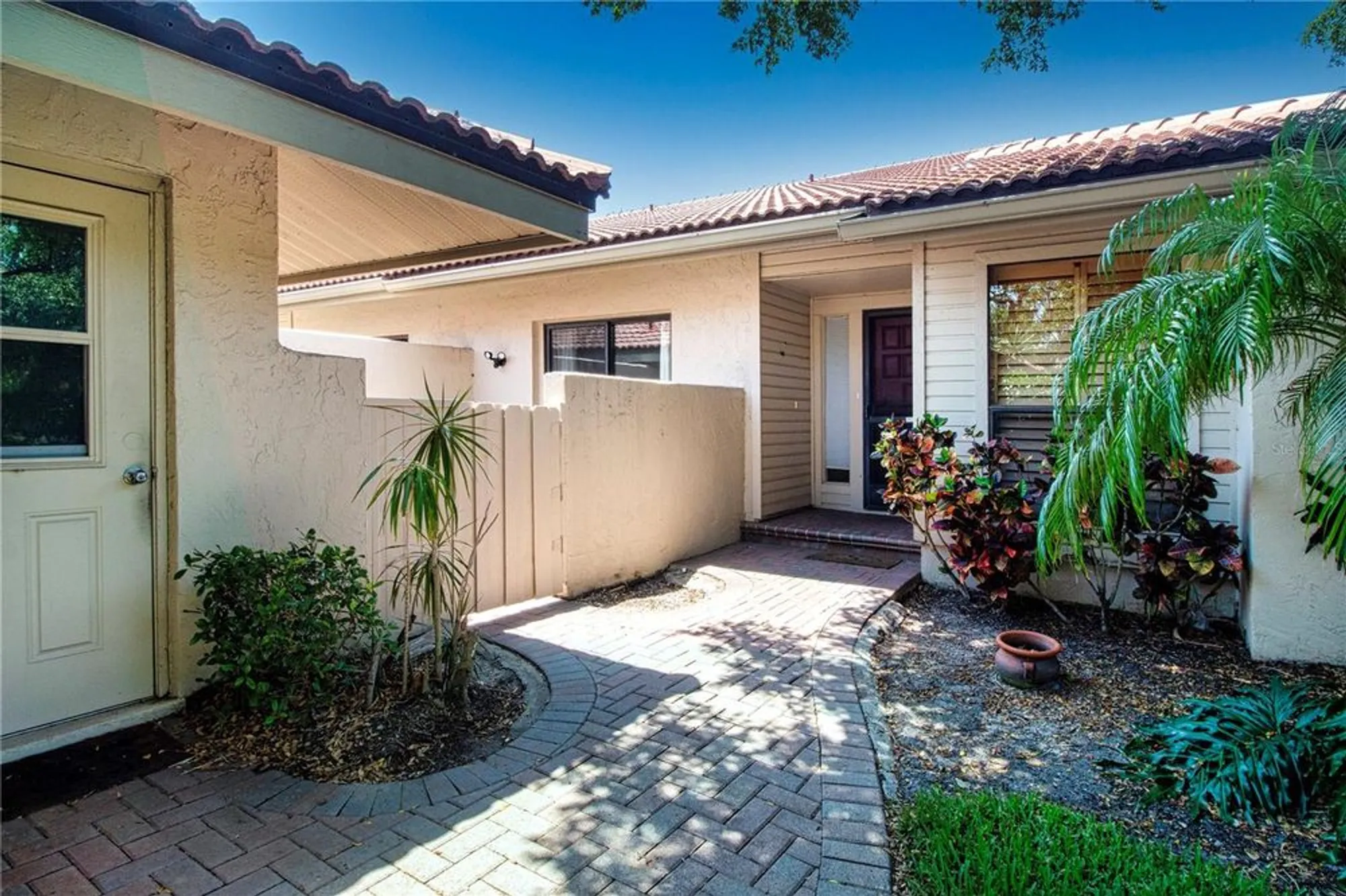 Property Slideshow image 7 of 48 | 4812 kestral park cir 20, Sarasota, FL, 34231