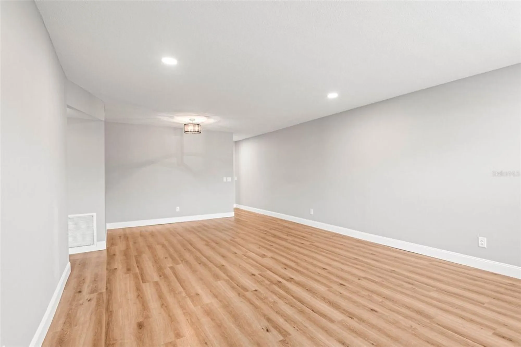 Property Slideshow image 5 of 32 | 2041 australia way 35, Clearwater, FL, 33763