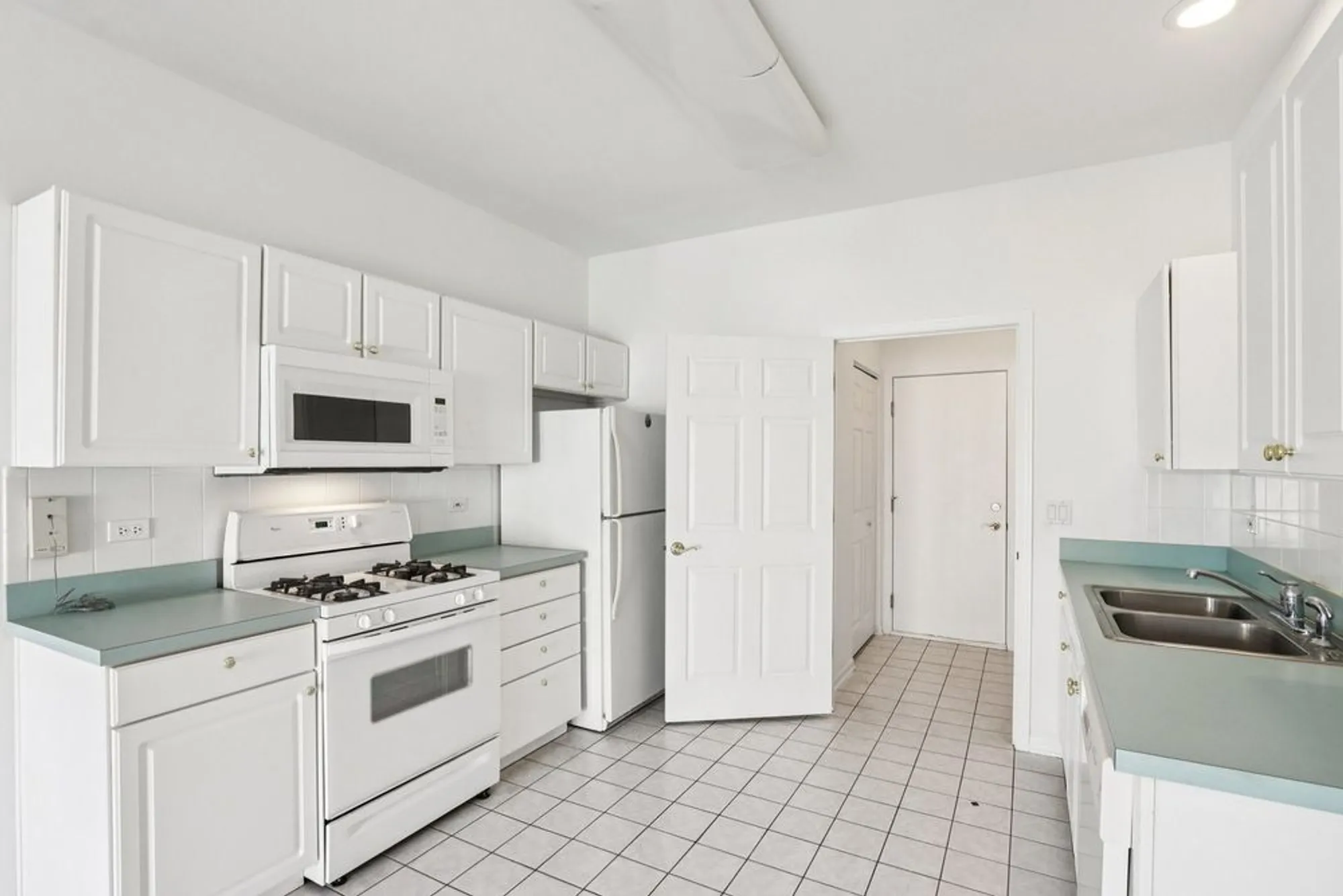 Property Slideshow image 9 of 38 | 13322 s bayberry ln, Plainfield, IL, 60544