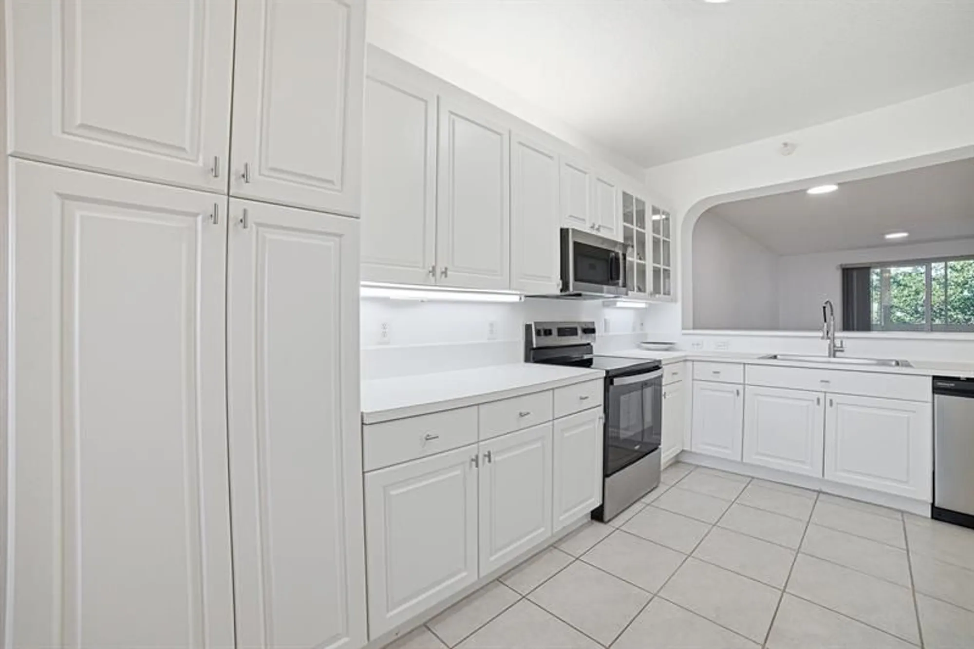 Property Slideshow image 9 of 44 | 7739 southampton ter 411, Tamarac, FL, 33321