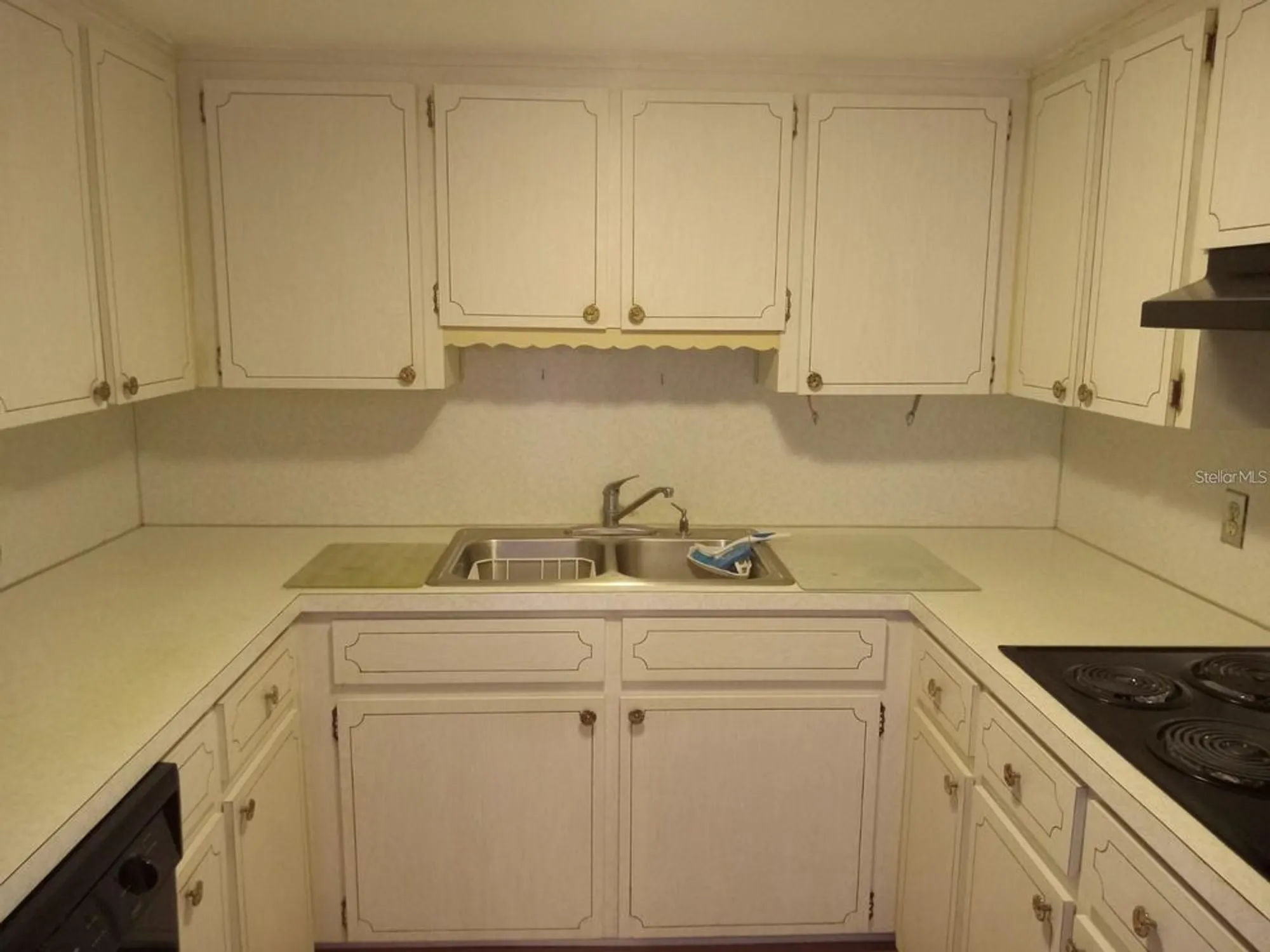 Property Slideshow image 9 of 40 | 2462 brazilia dr 64, Clearwater, FL, 33763