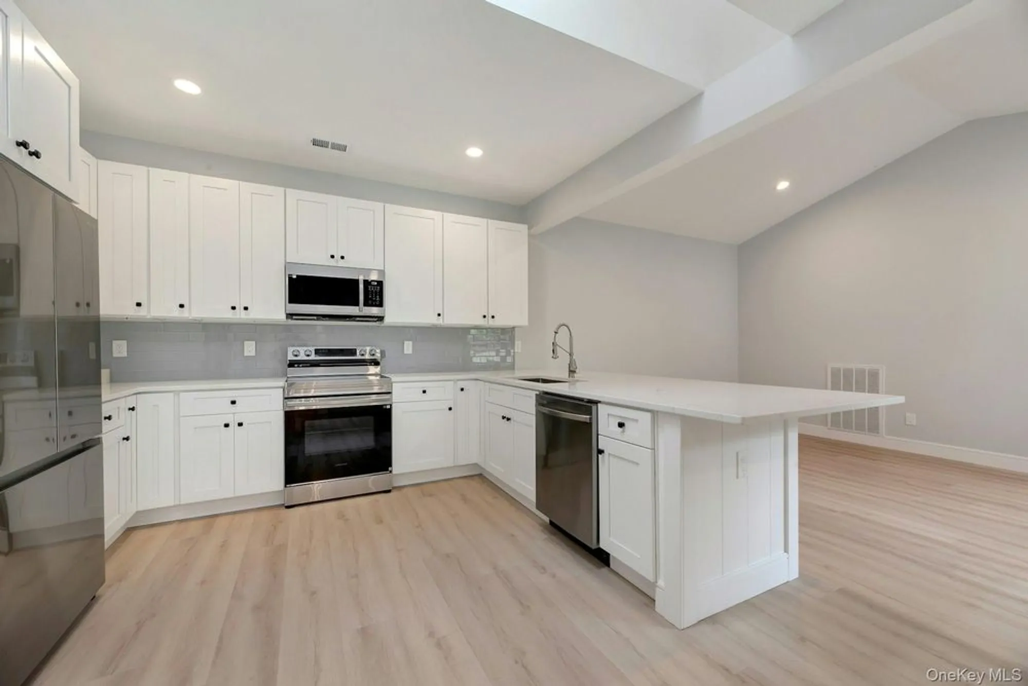 Property Slideshow image 14 of 41 | 509 oak bluff ct, Moriches, NY, 11955