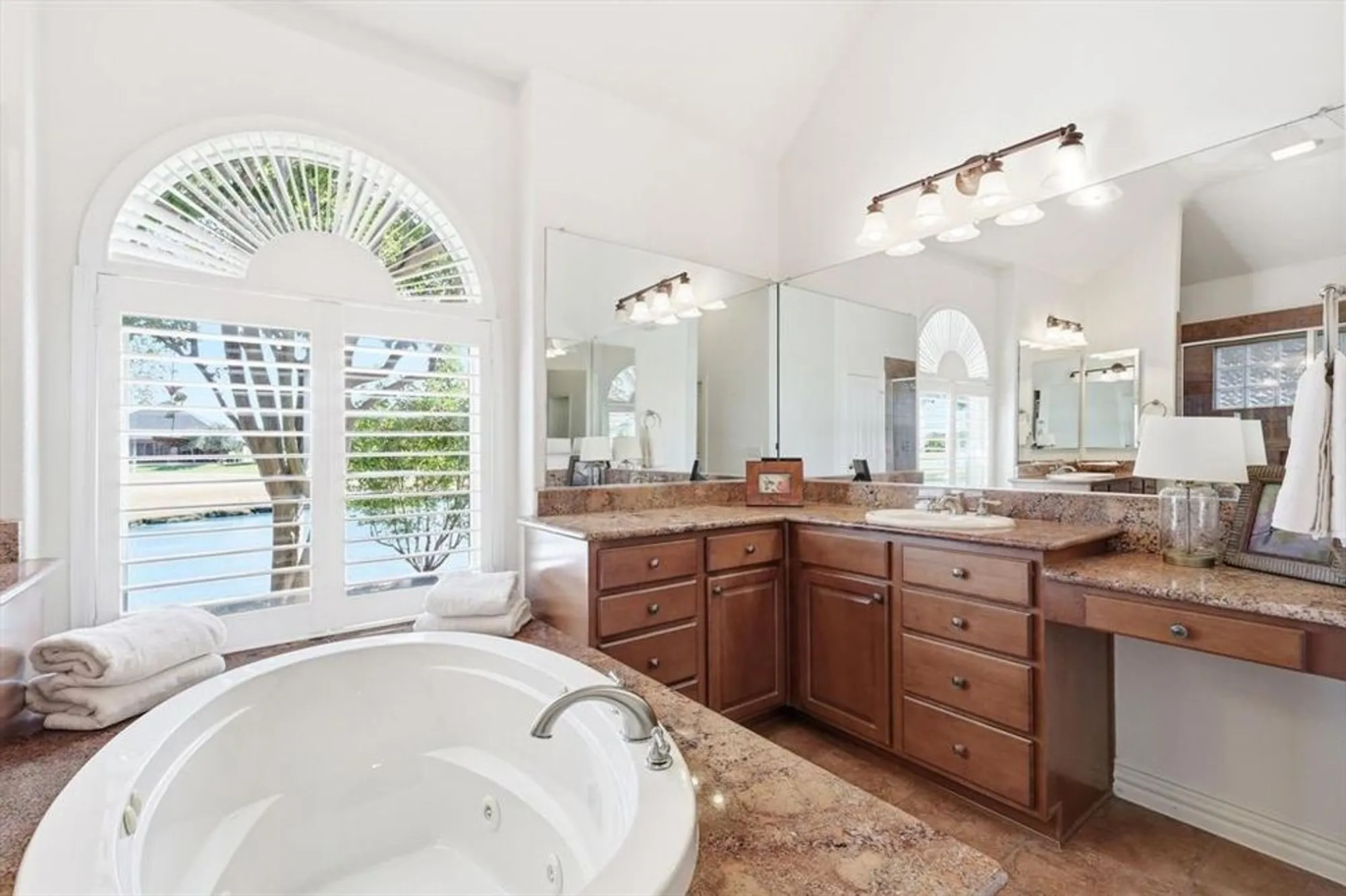 Property Slideshow image 17 of 39 | 9501 grandview dr, Denton, TX, 76207