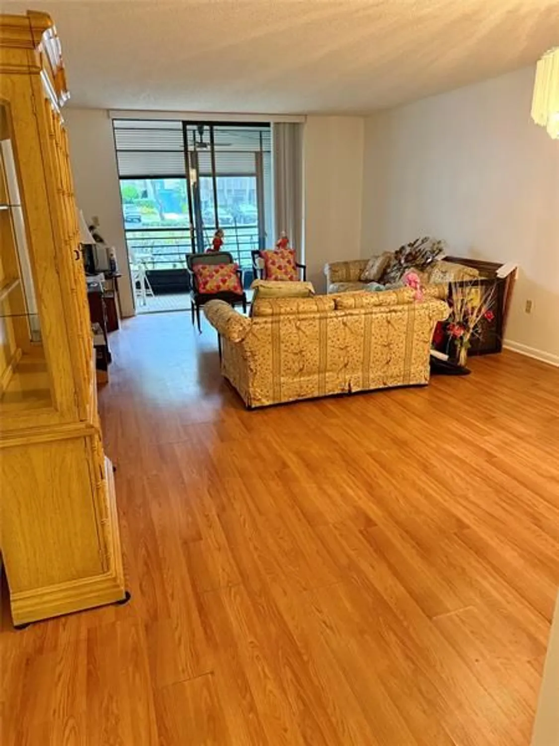 Property Slideshow image 10 of 23 | 900 colony point cir 121, Pembroke Pines, FL, 33026