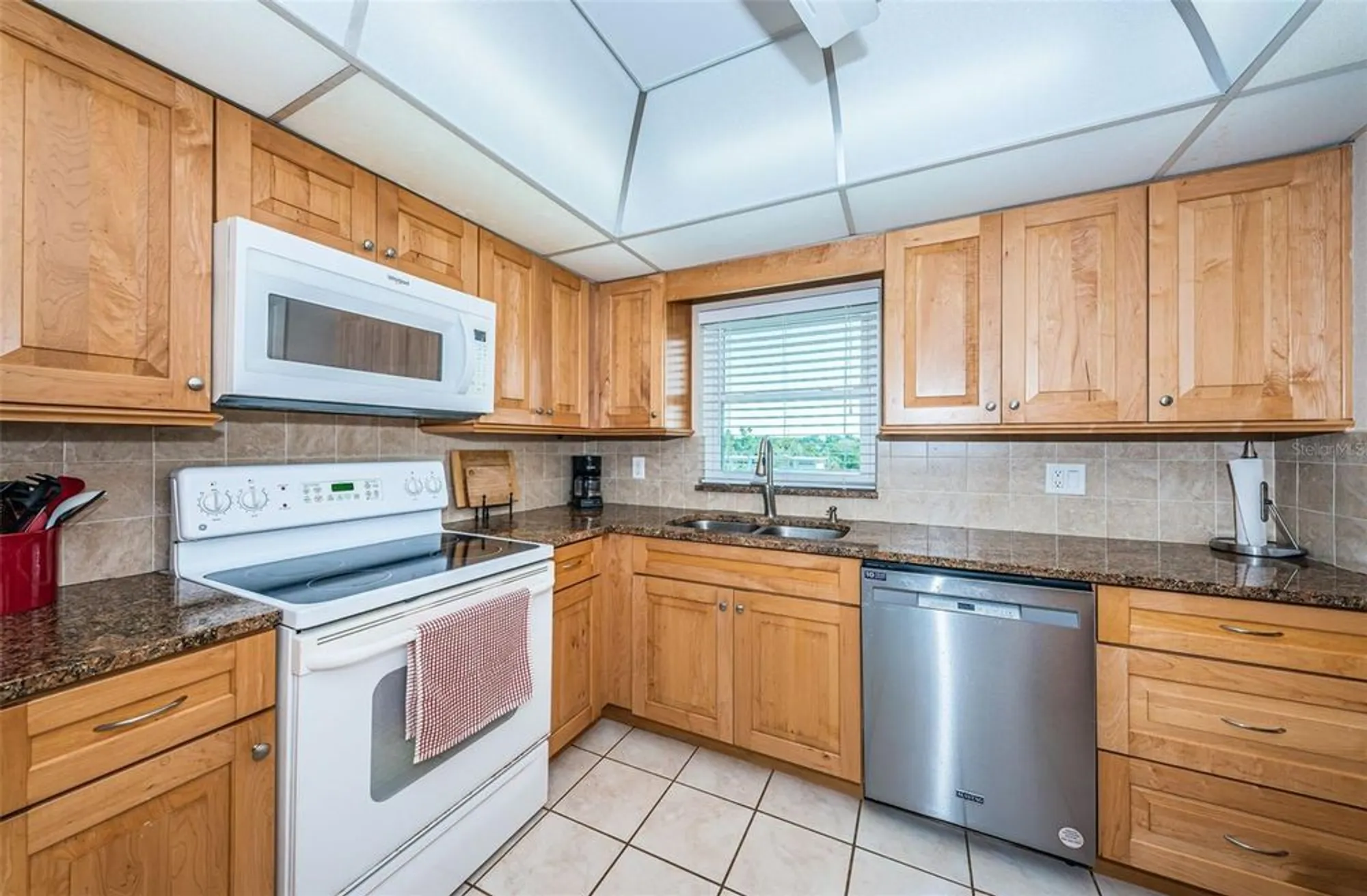 Property Slideshow image 4 of 50 | 4550 cove cir apt 502, St Petersburg, FL, 33708