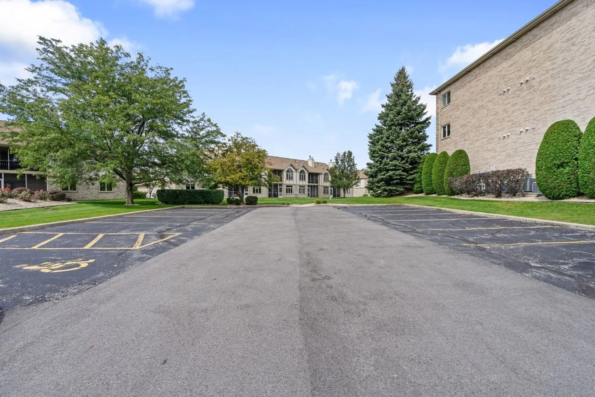 Property Slideshow image 27 of 33 | 18431 pine cone dr apt 1, Tinley Park, IL, 60477