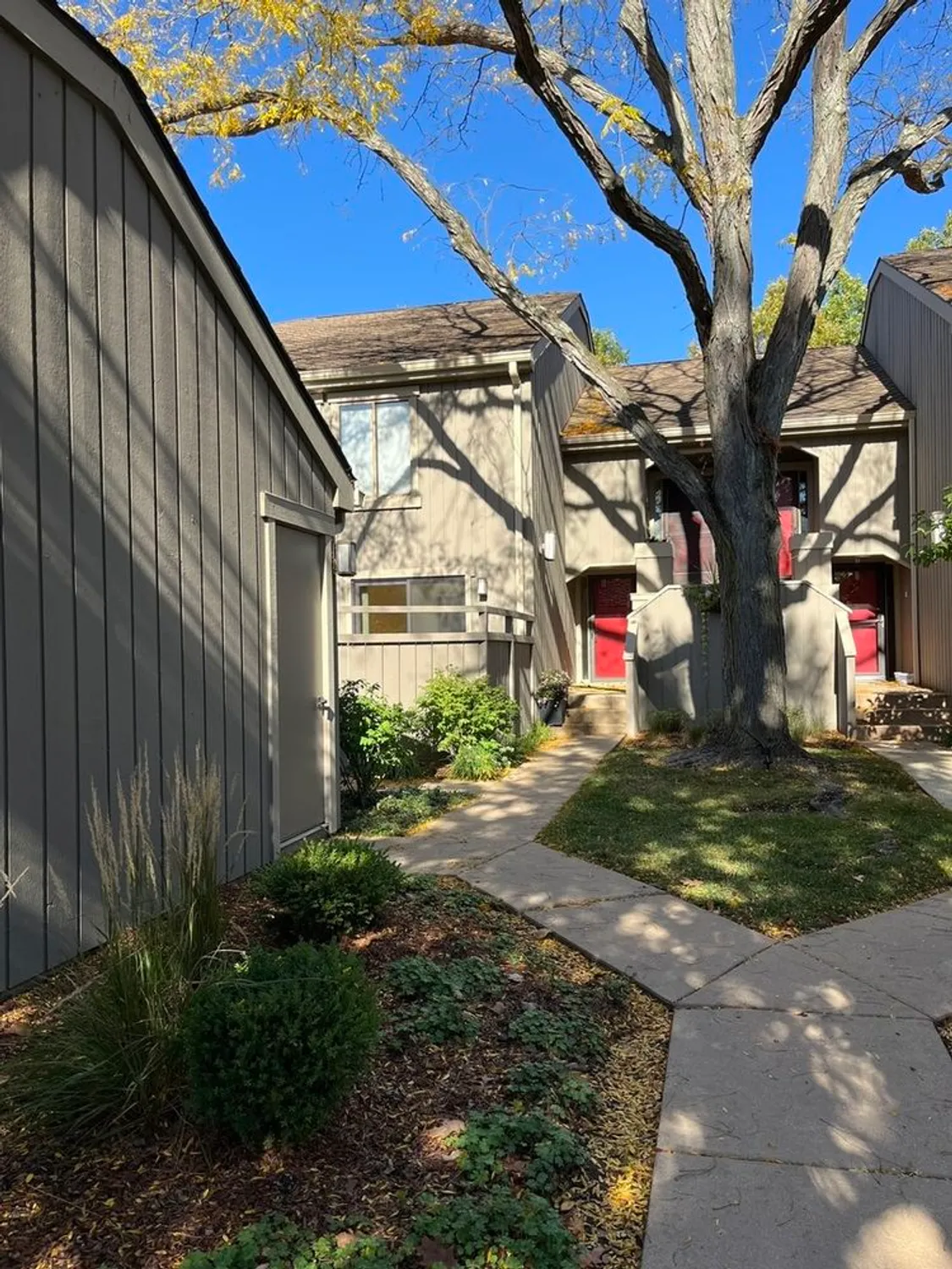 Property Slideshow image 1 of 43 | 315 bluff ct c, Lake Barrington, IL, 60010