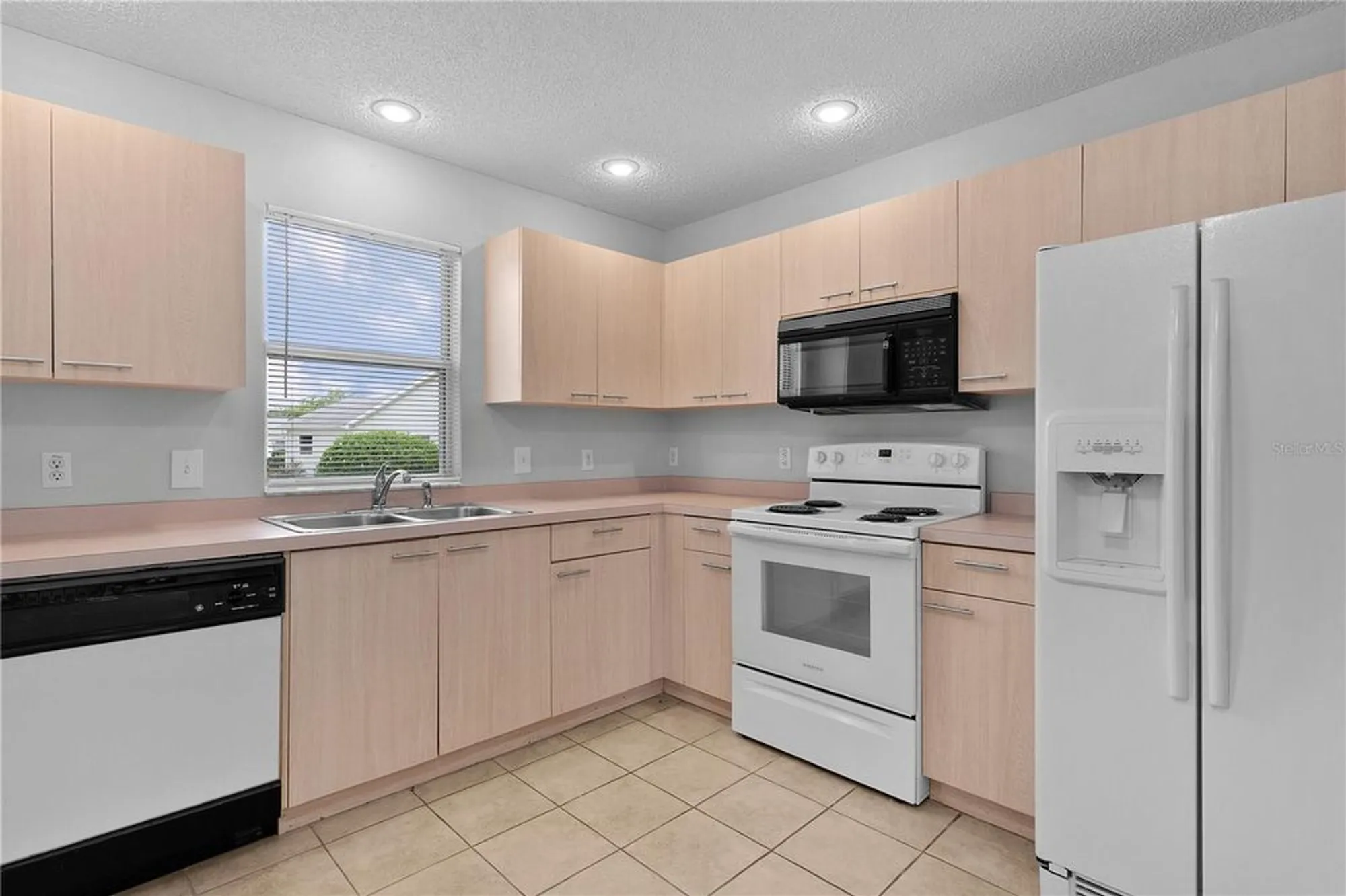 Property Slideshow image 12 of 41 | 807 ramos dr, The Villages, FL, 32159