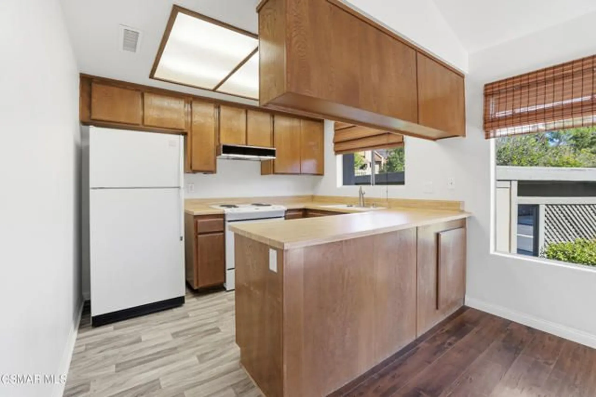 Property Slideshow image 8 of 30 | 245 oakleaf dr apt 205, Thousand Oaks, CA, 91360