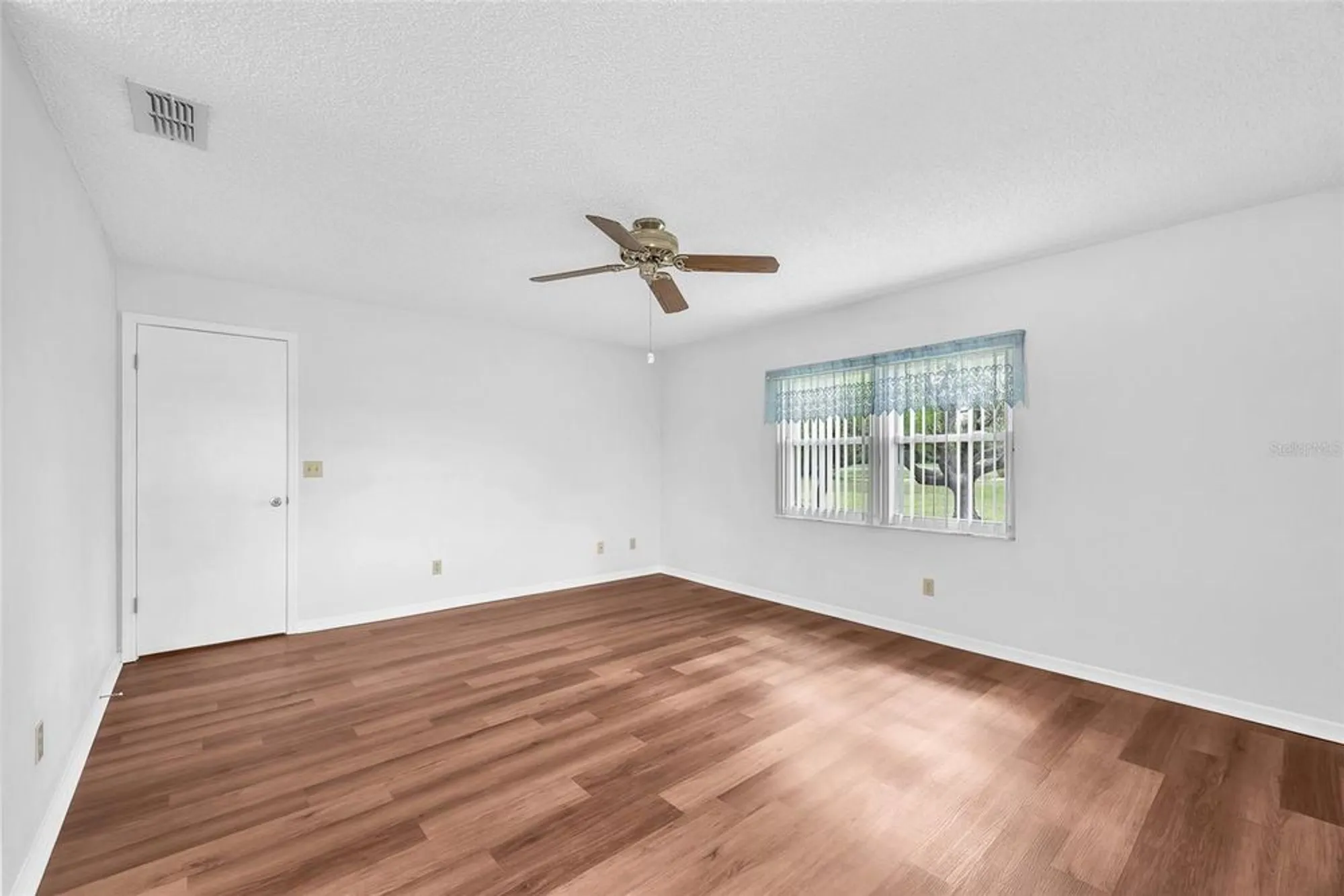 Property Slideshow image 10 of 39 | 904 sun key ct, Sun City Center, FL, 33573