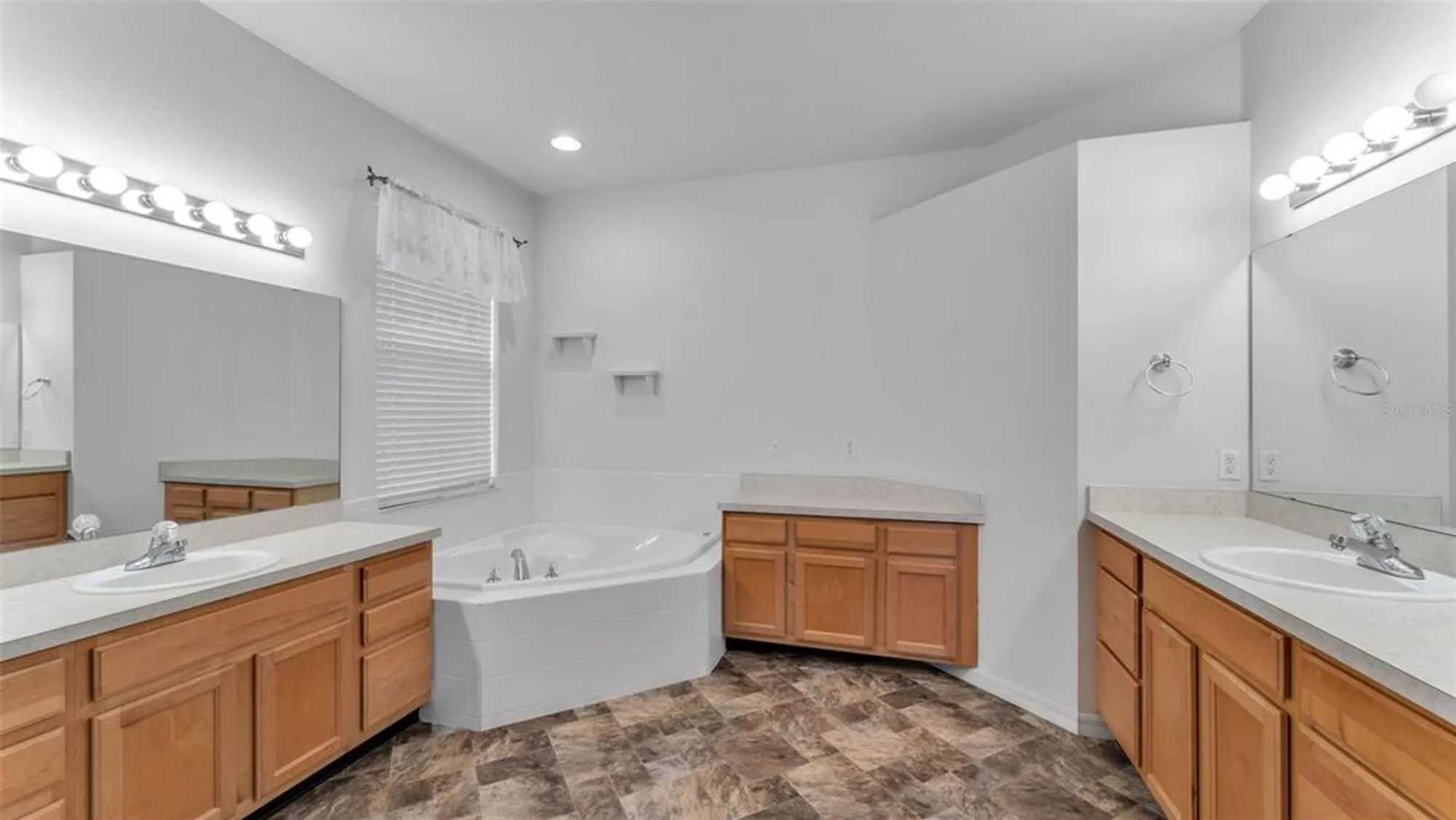 Property Slideshow image 20 of 37 | 4268 windchime ln, Lakeland, FL, 33811