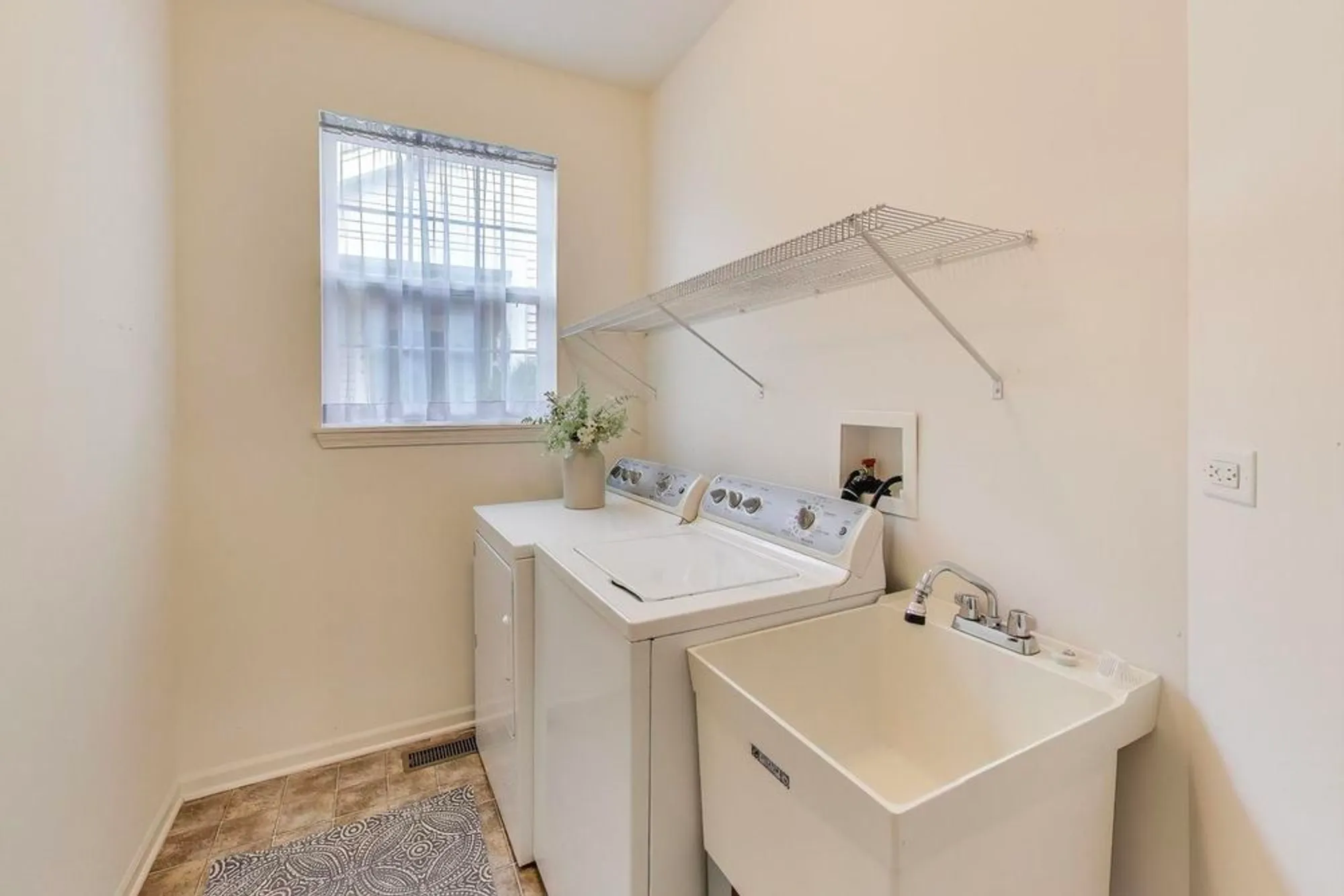 Property Slideshow image 21 of 27 | 1129 drury ln, Aurora, IL, 60502