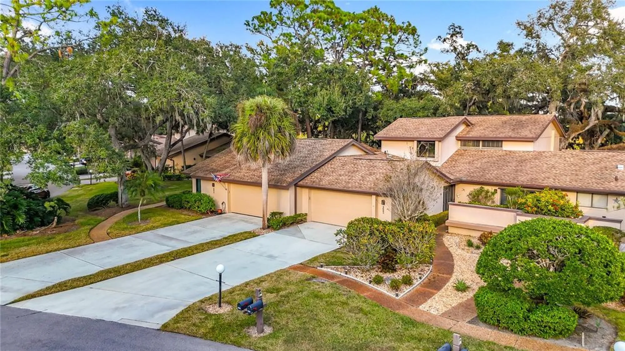 Property Slideshow image 8 of 43 | 4683 oak hollow dr 3, Sarasota, FL, 34241