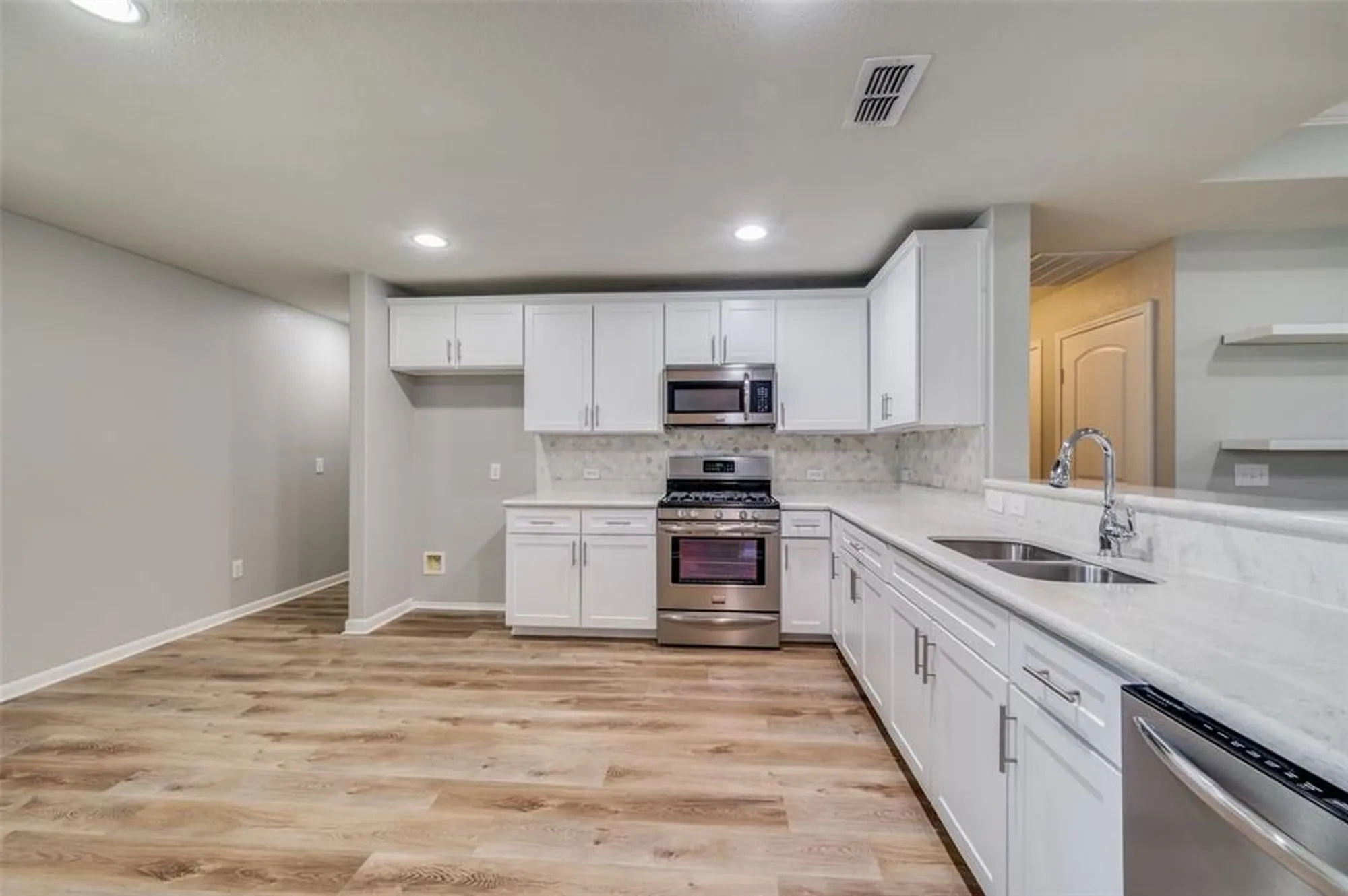 Property Slideshow image 4 of 40 | 6726 hickory creek dr, Frisco, TX, 75036