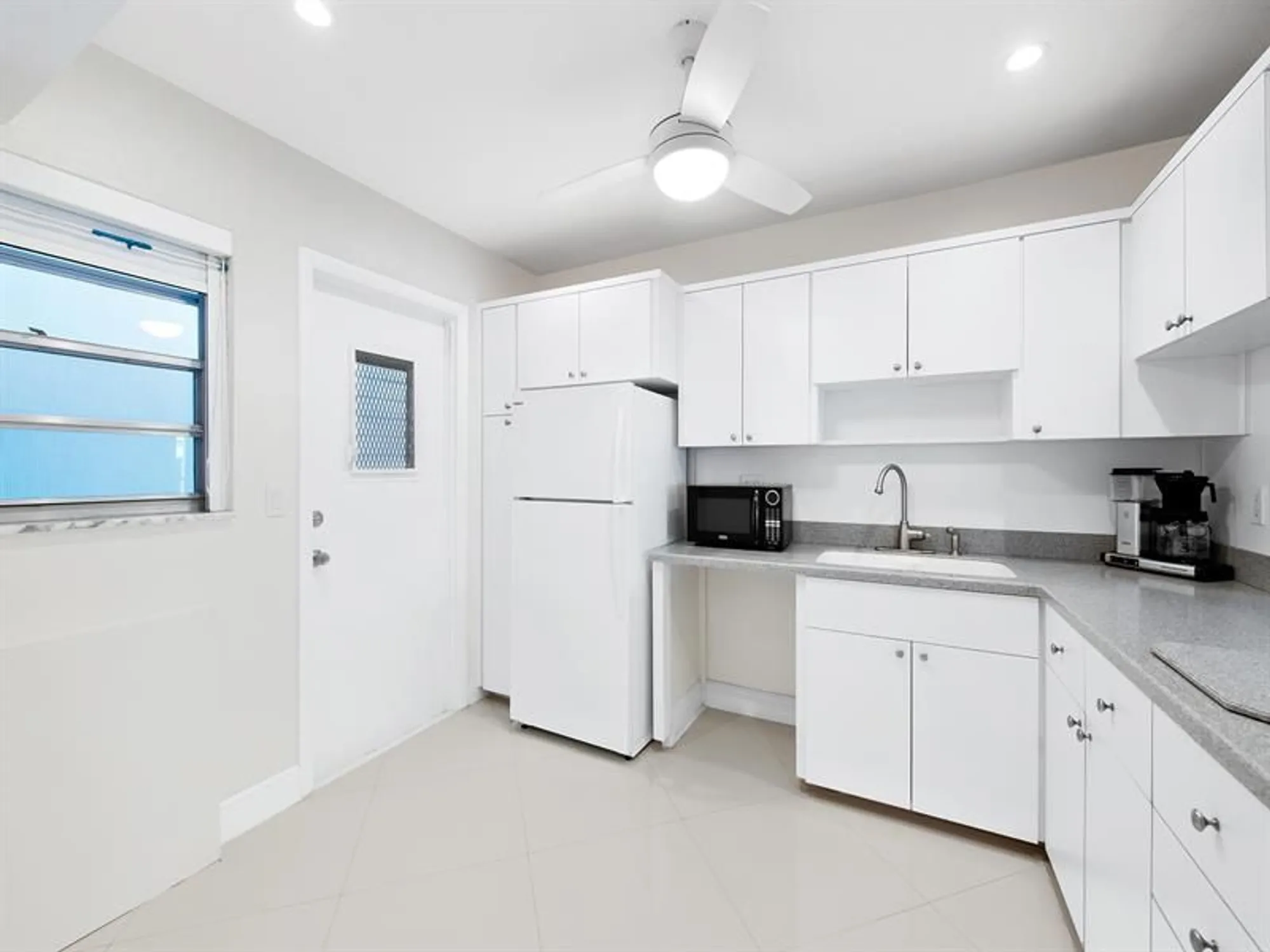 Property Slideshow image 13 of 23 | 329 se 3rd st 305p, Hallandale Beach, FL, 33009