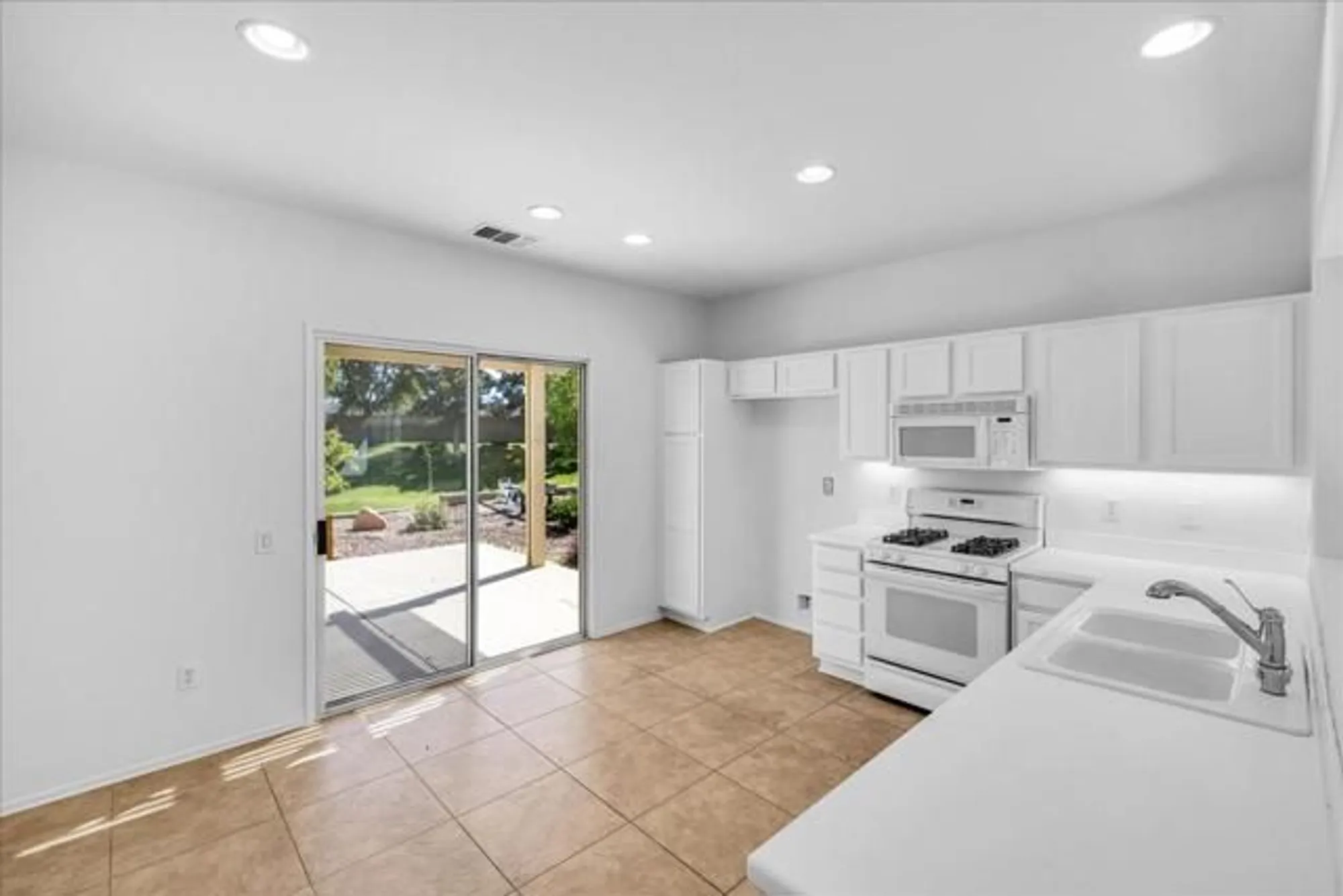 Property Slideshow image 12 of 43 | 78685 rockwell cir, Palm Desert, CA, 92211