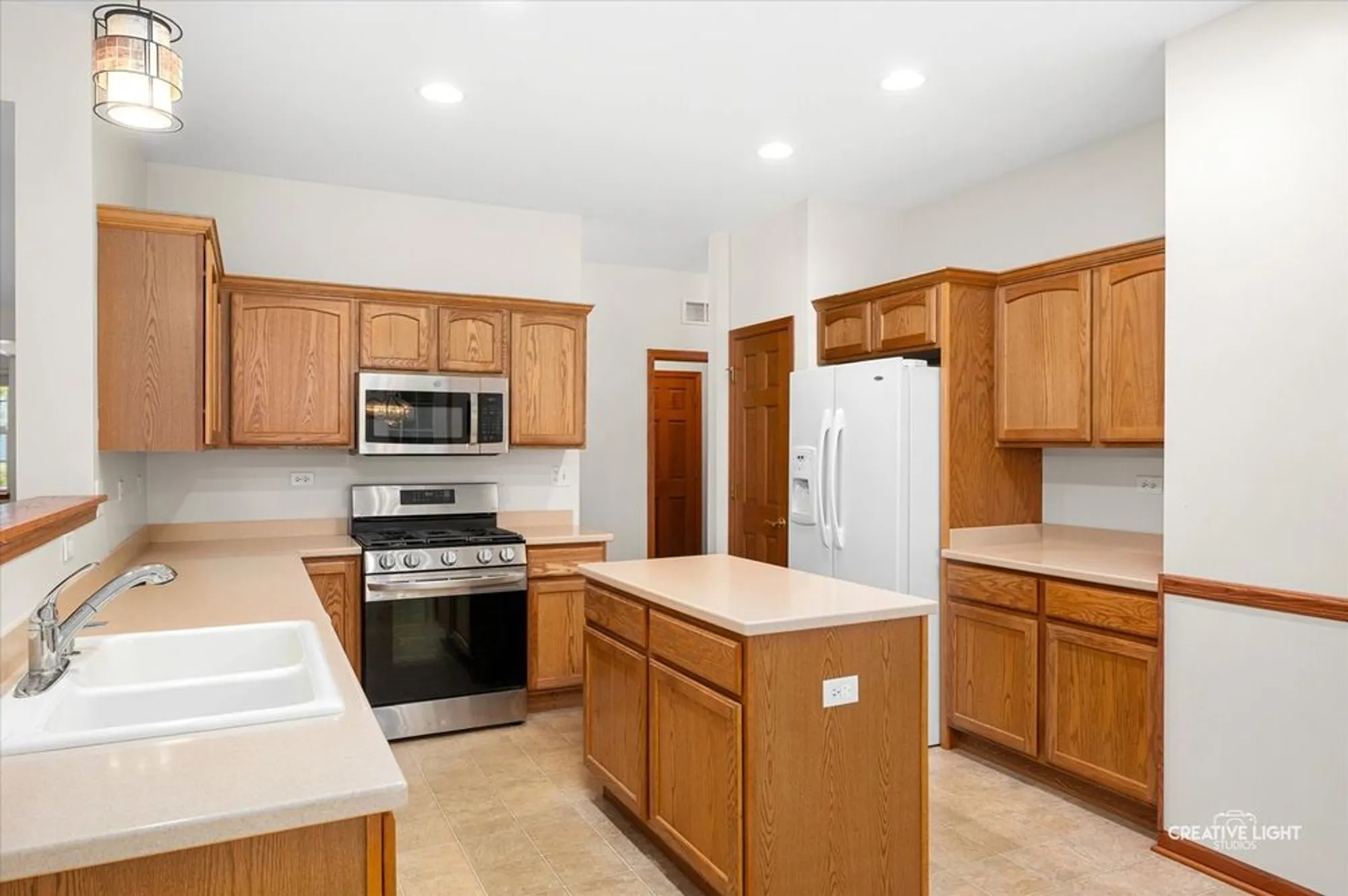 Property Slideshow image 12 of 25 | 790 bohannon cir, Oswego, IL, 60543