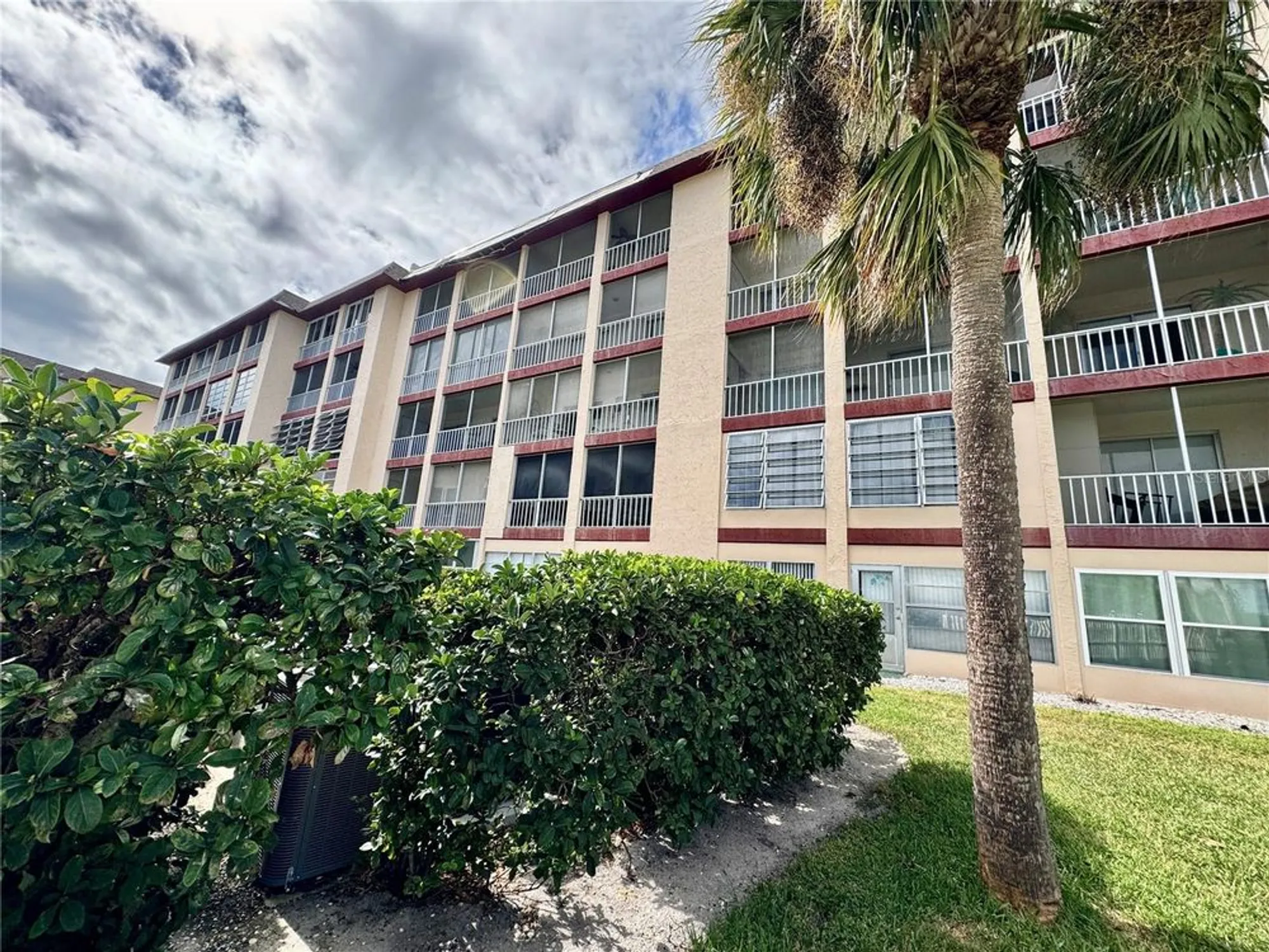 Property Slideshow image 37 of 48 | 3927 lake bayshore dr # f312, Bradenton, FL, 34205