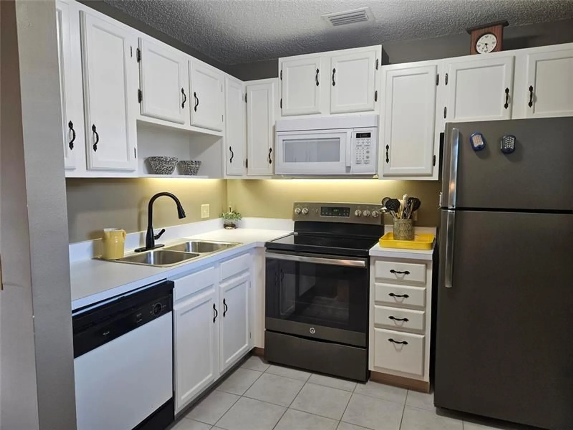 Property Slideshow image 8 of 35 | 15 vista gardens trl apt 206, Vero Beach, FL, 32962