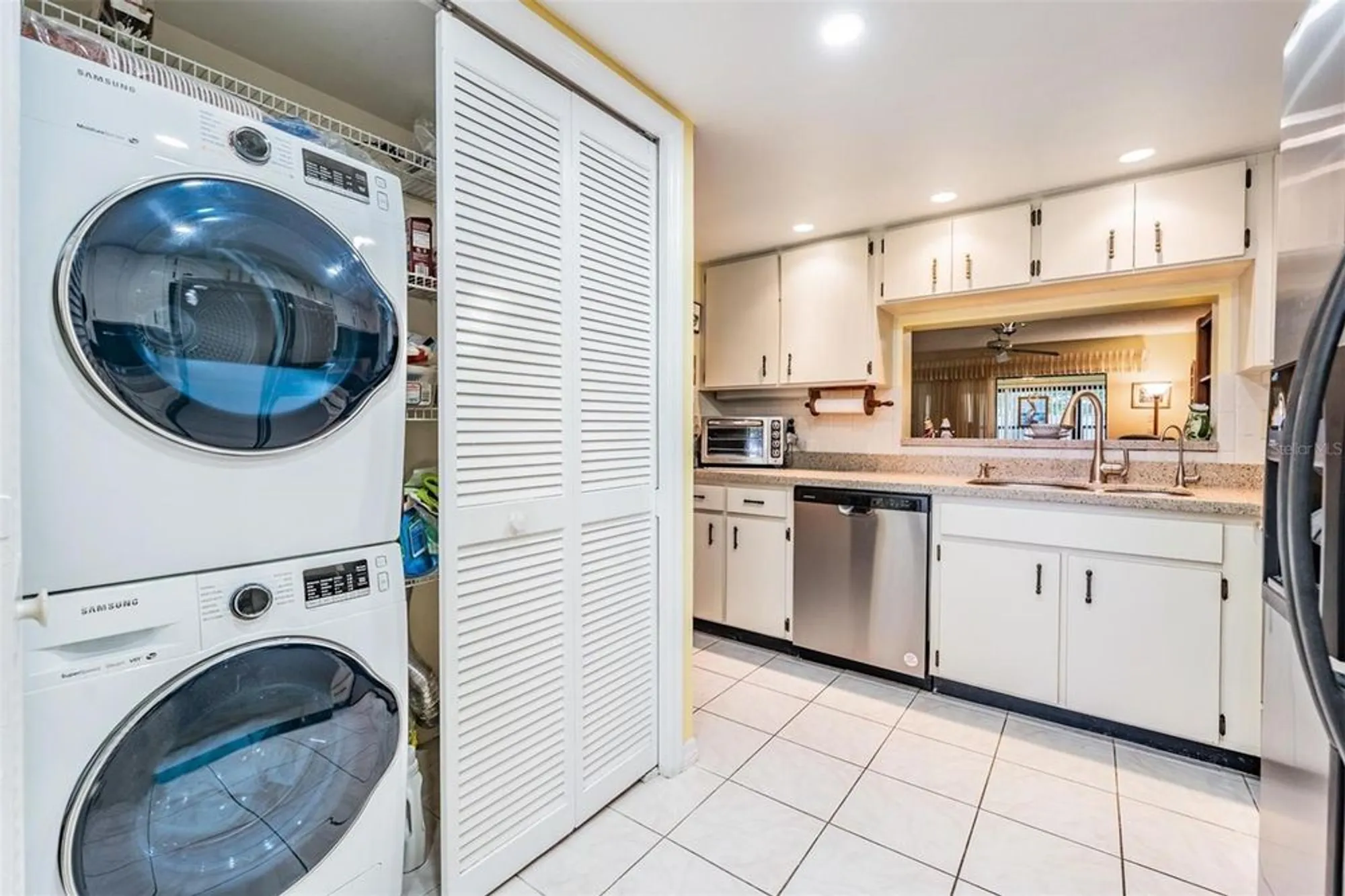 Property Slideshow image 9 of 35 | 2020 lakeview dr 102, Clearwater, FL, 33763