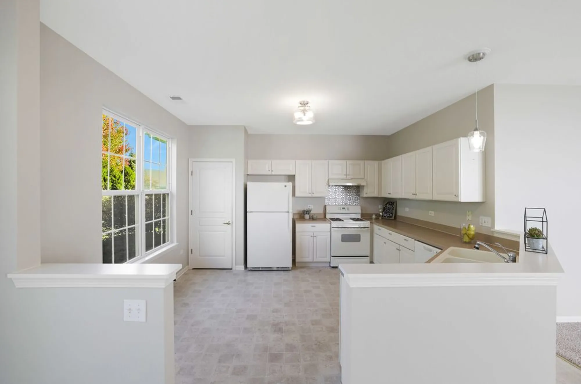 Property Slideshow image 8 of 30 | 13728 chestnut ln, Huntley, IL, 60142