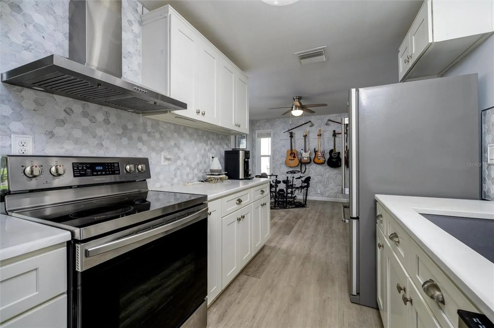 Property Slideshow image 8 of 34 | 1472 queen anne blvd, Palm Harbor, FL, 34684