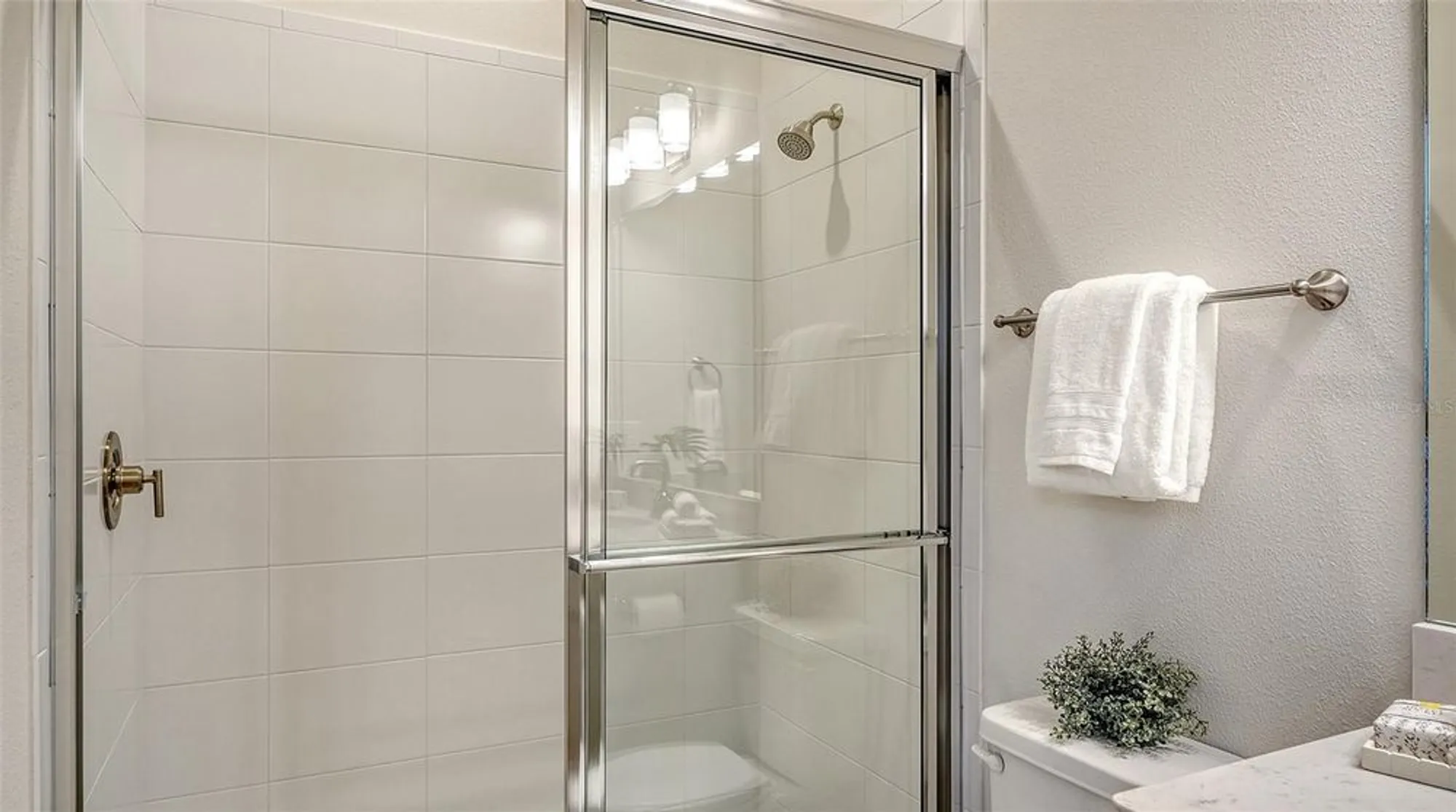 Property Slideshow image 40 of 90 | 16423 isola pl, Lakewood Ranch, FL, 34211