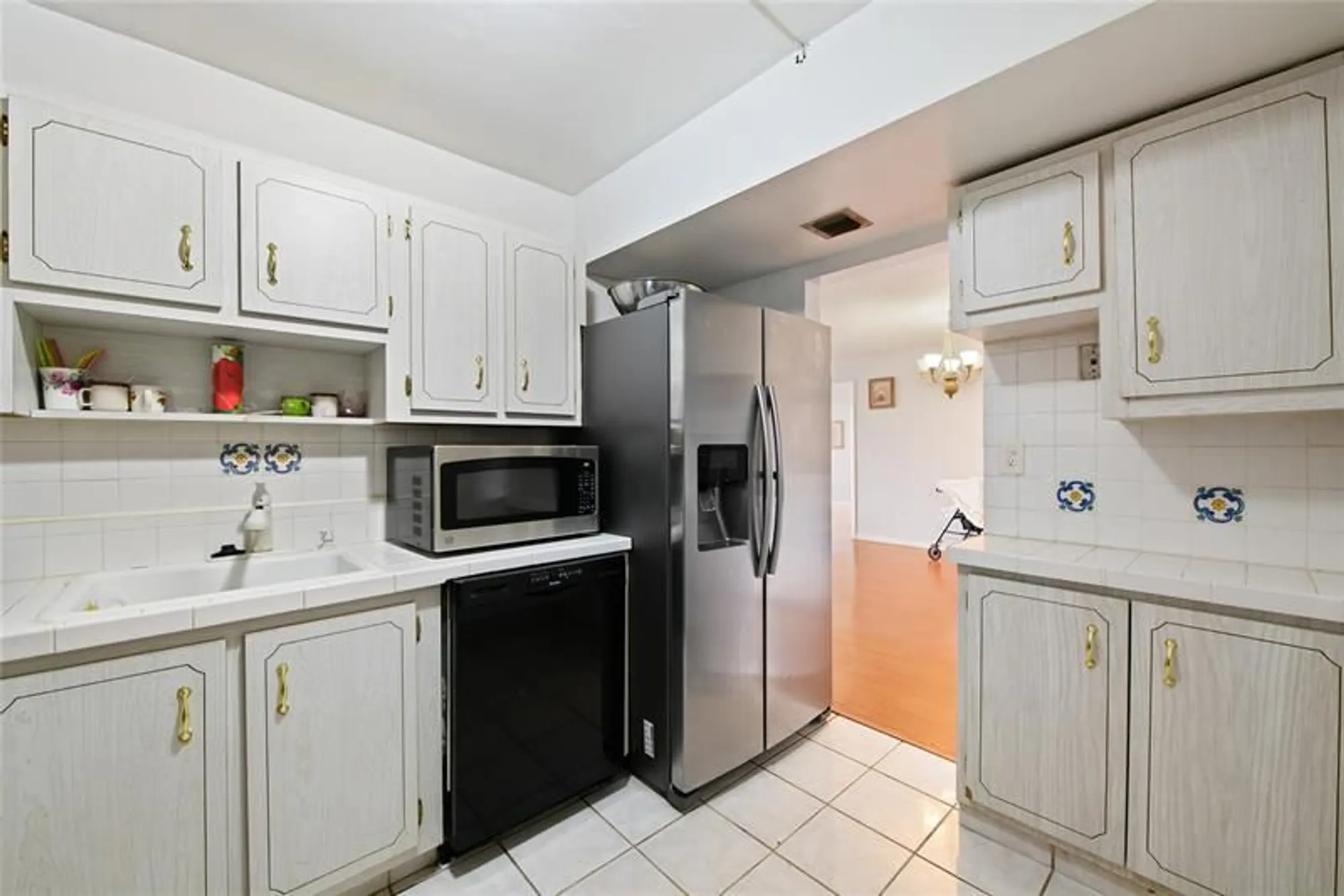 Property Slideshow image 10 of 28 | 1400 saint charles pl 615, Pembroke Pines, FL, 33026