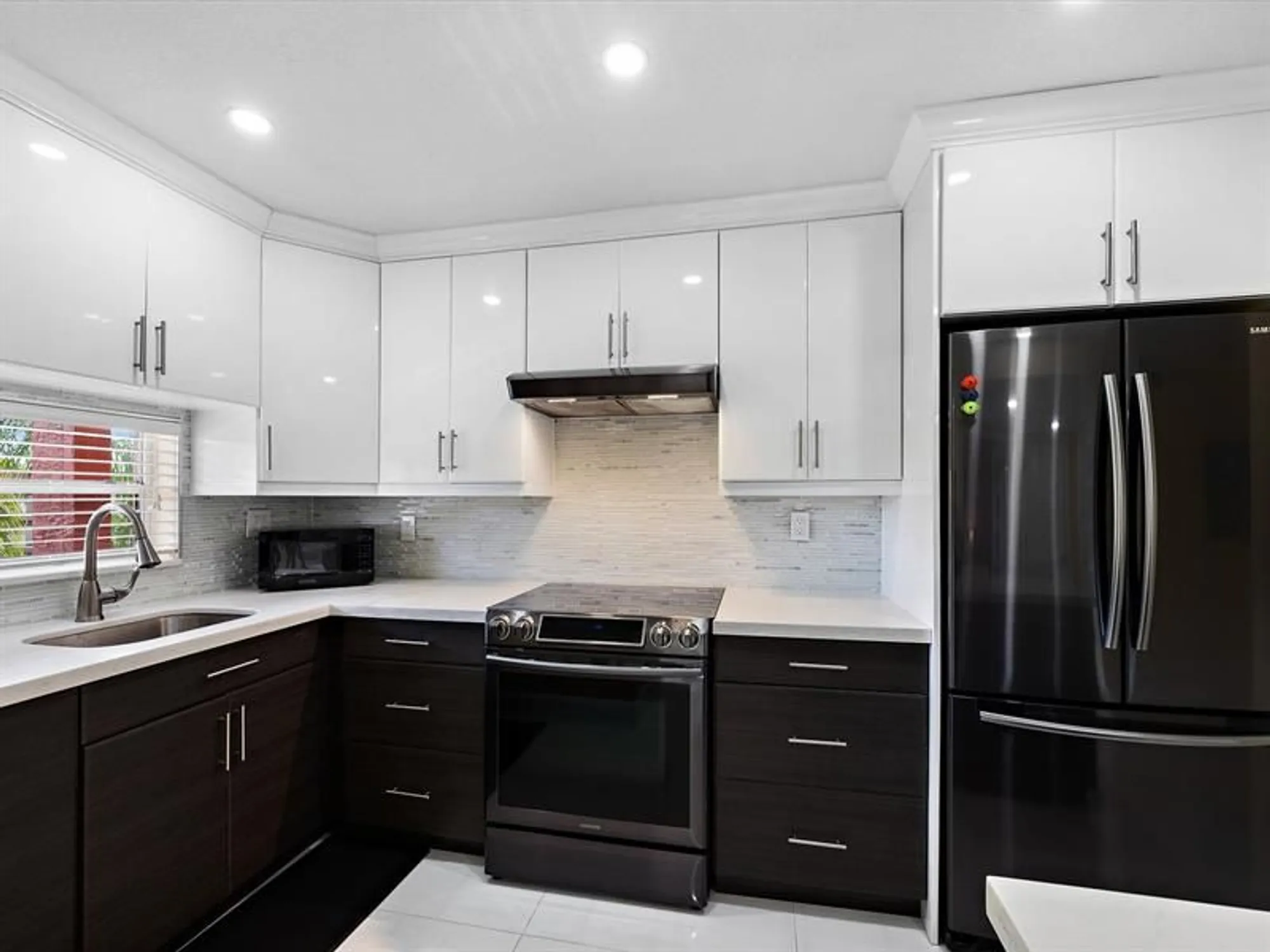 Property Slideshow image 9 of 44 | 9300 n hollybrook lake dr 303, Pembroke Pines, FL, 33025