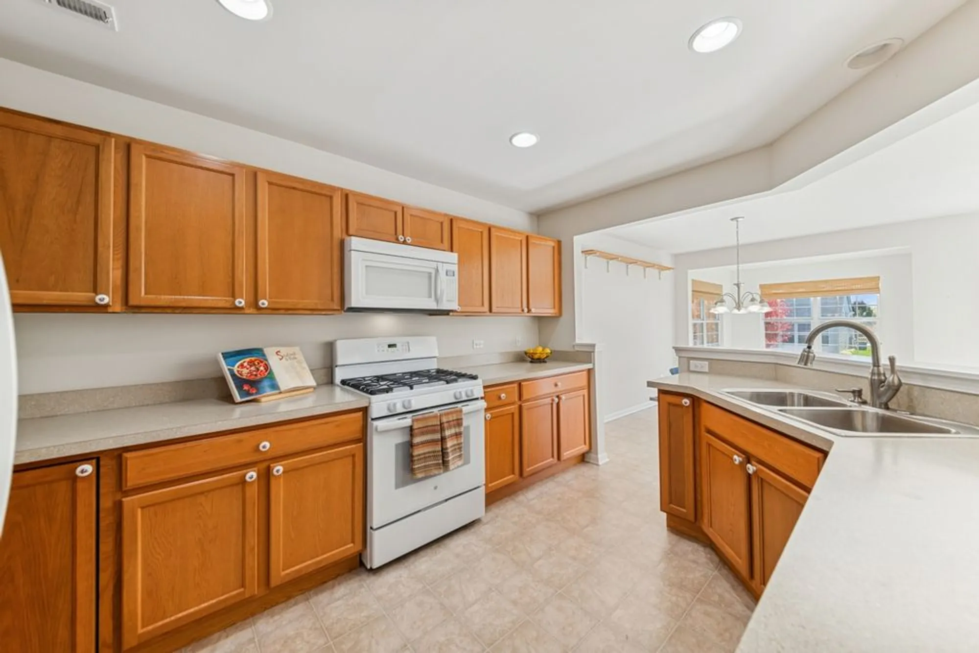 Property Slideshow image 7 of 28 | 2920 stoney creek dr, Elgin, IL, 60124